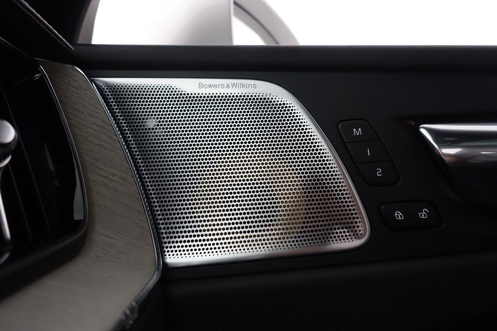 Volvo XC60 2019 T8 AWD Inscription - | Bowers&Wilkins | Webasto | HUD | ACC | Panorama | Ilmastoidut ja hierovat nahat | Sähköpenkit muistilla | Ilma-alusta & Four-C | P.kamera & tutkat | Koukku | Apple & Android | 2xrenkaat & vanteet |