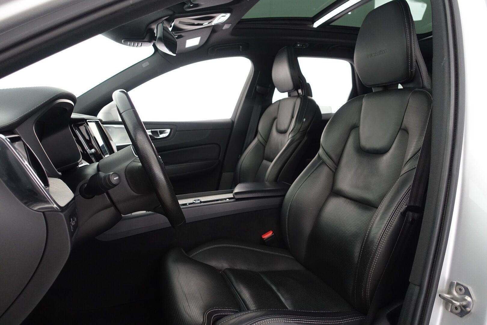 Volvo XC60 2019 T8 AWD Inscription - | Bowers&Wilkins | Webasto | HUD | ACC | Panorama | Ilmastoidut ja hierovat nahat | Sähköpenkit muistilla | Ilma-alusta & Four-C | P.kamera & tutkat | Koukku | Apple & Android | 2xrenkaat & vanteet |