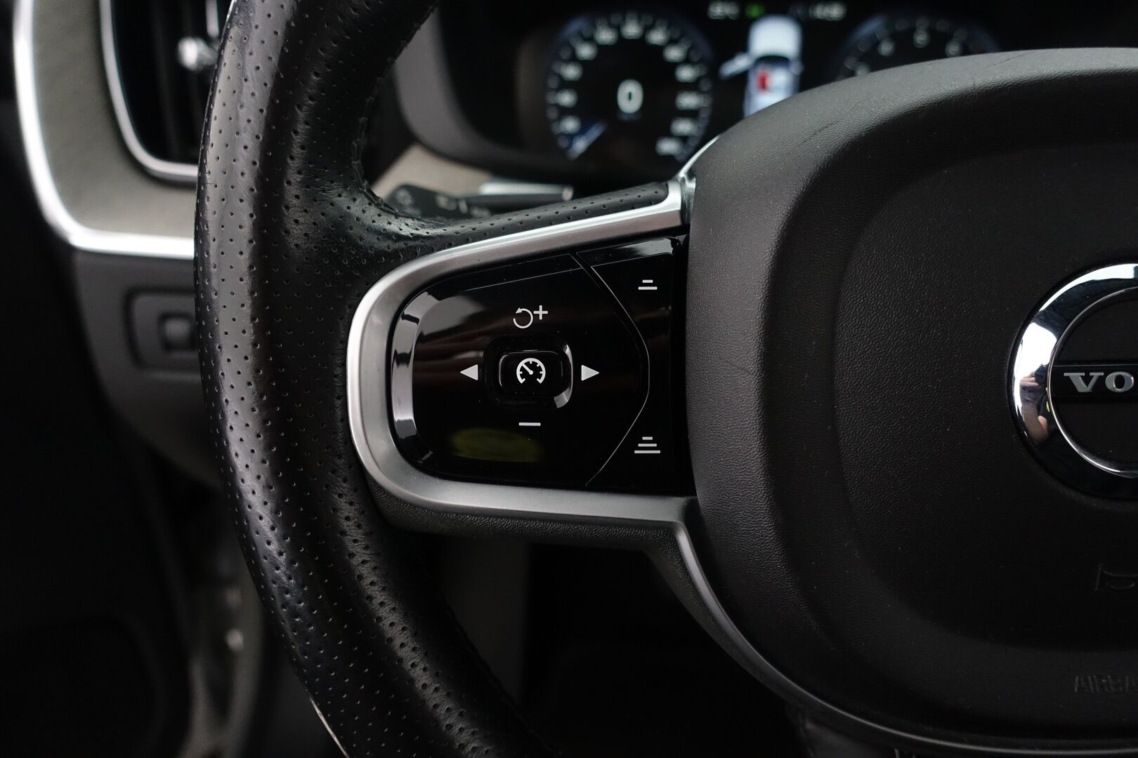 Volvo XC60 2019 T8 AWD Inscription - | Bowers&Wilkins | Webasto | HUD | ACC | Panorama | Ilmastoidut ja hierovat nahat | Sähköpenkit muistilla | Ilma-alusta & Four-C | P.kamera & tutkat | Koukku | Apple & Android | 2xrenkaat & vanteet |