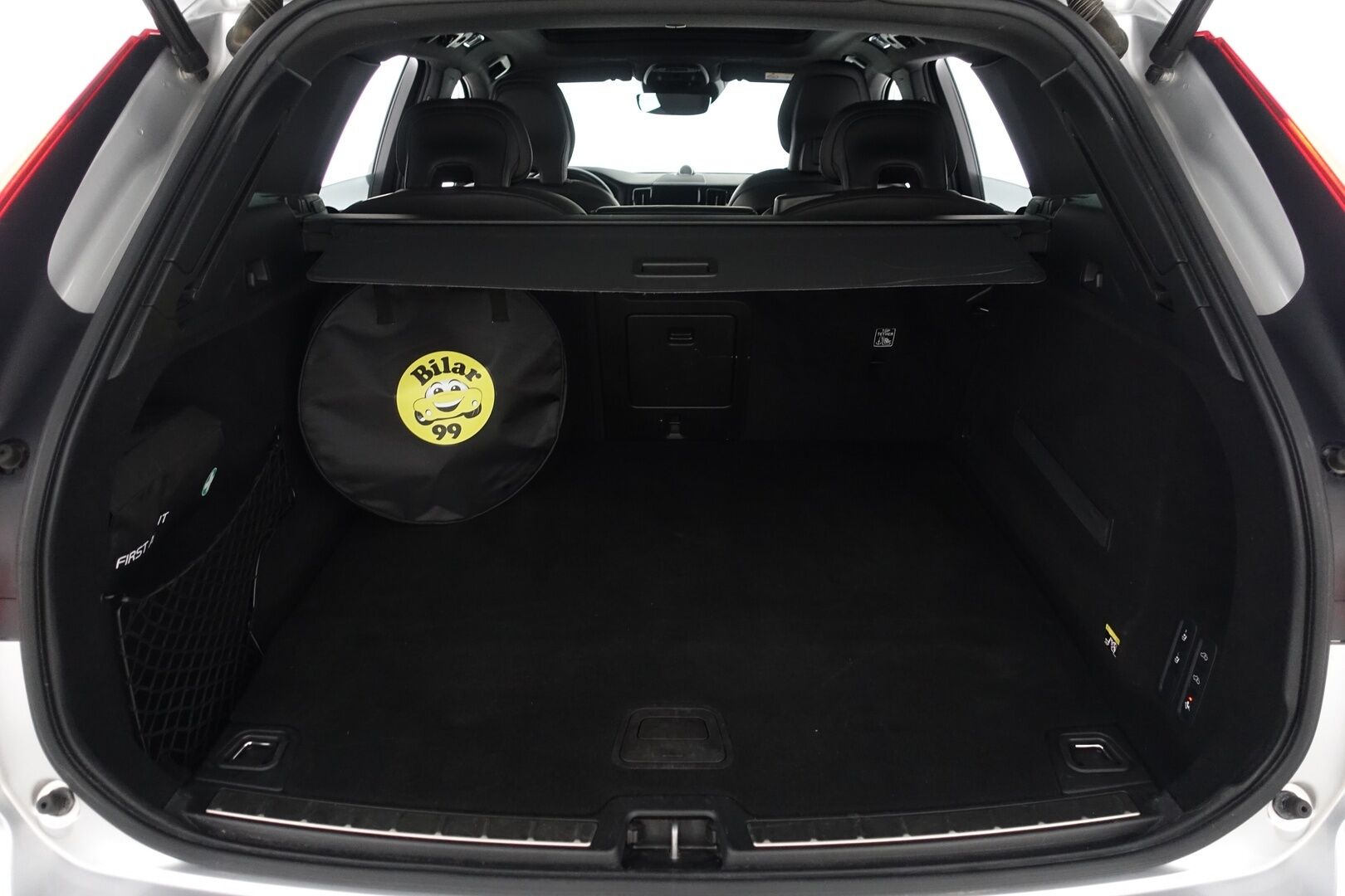 Volvo XC60 2019 T8 AWD Inscription - | Bowers&Wilkins | Webasto | HUD | ACC | Panorama | Ilmastoidut ja hierovat nahat | Sähköpenkit muistilla | Ilma-alusta & Four-C | P.kamera & tutkat | Koukku | Apple & Android | 2xrenkaat & vanteet |