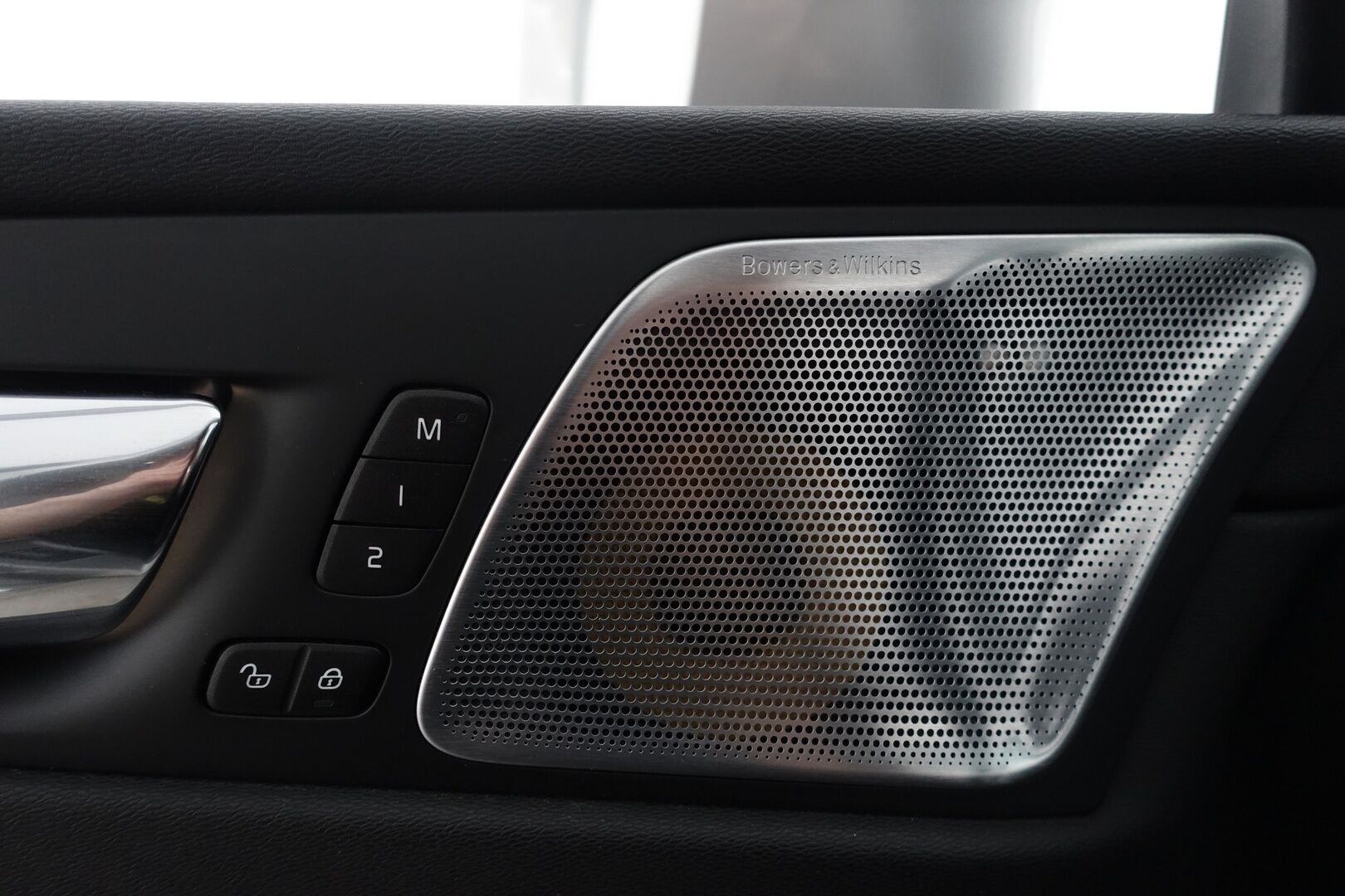 Volvo XC60 2019 T8 AWD Inscription - | Bowers&Wilkins | Webasto | HUD | ACC | Panorama | Ilmastoidut ja hierovat nahat | Sähköpenkit muistilla | Ilma-alusta & Four-C | P.kamera & tutkat | Koukku | Apple & Android | 2xrenkaat & vanteet |