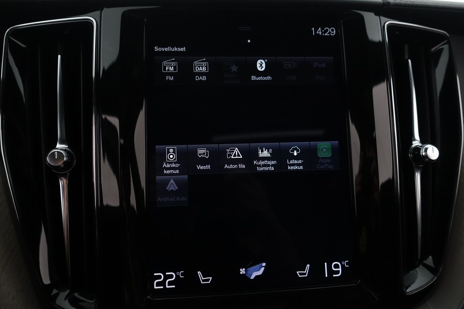Volvo XC60 2019 T8 AWD Inscription - | Bowers&Wilkins | Webasto | HUD | ACC | Panorama | Ilmastoidut ja hierovat nahat | Sähköpenkit muistilla | Ilma-alusta & Four-C | P.kamera & tutkat | Koukku | Apple & Android | 2xrenkaat & vanteet |