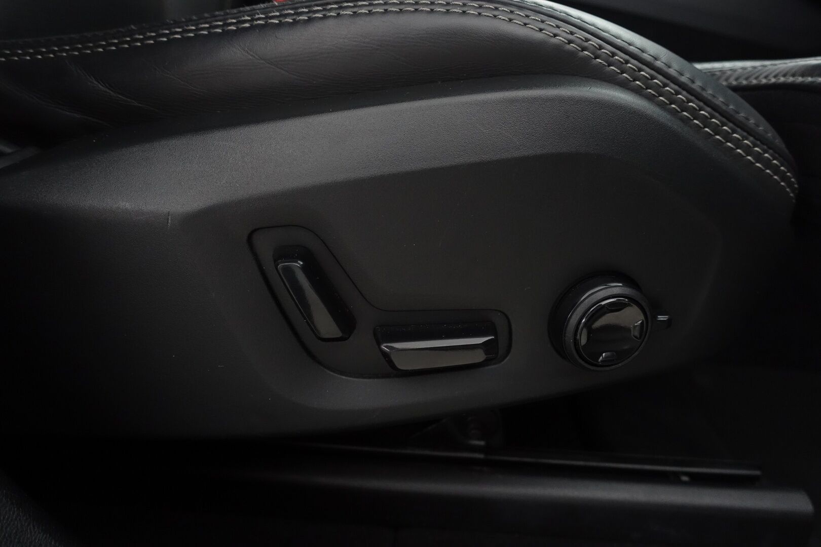 Volvo XC60 2019 T8 AWD Inscription - | Bowers&Wilkins | Webasto | HUD | ACC | Panorama | Ilmastoidut ja hierovat nahat | Sähköpenkit muistilla | Ilma-alusta & Four-C | P.kamera & tutkat | Koukku | Apple & Android | 2xrenkaat & vanteet |