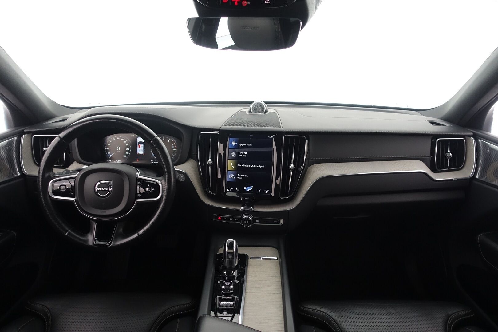 Volvo XC60 2019 T8 AWD Inscription - | Bowers&Wilkins | Webasto | HUD | ACC | Panorama | Ilmastoidut ja hierovat nahat | Sähköpenkit muistilla | Ilma-alusta & Four-C | P.kamera & tutkat | Koukku | Apple & Android | 2xrenkaat & vanteet |