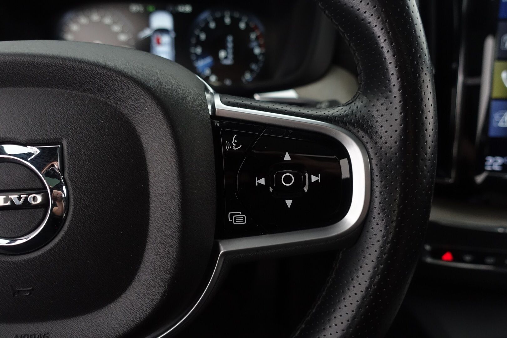 Volvo XC60 2019 T8 AWD Inscription - | Bowers&Wilkins | Webasto | HUD | ACC | Panorama | Ilmastoidut ja hierovat nahat | Sähköpenkit muistilla | Ilma-alusta & Four-C | P.kamera & tutkat | Koukku | Apple & Android | 2xrenkaat & vanteet |