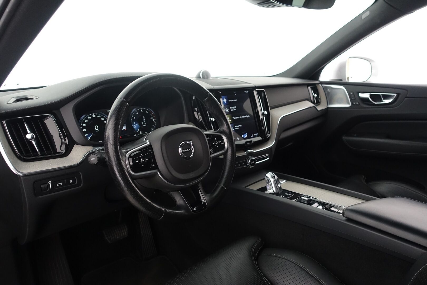 Volvo XC60 2019 T8 AWD Inscription - | Bowers&Wilkins | Webasto | HUD | ACC | Panorama | Ilmastoidut ja hierovat nahat | Sähköpenkit muistilla | Ilma-alusta & Four-C | P.kamera & tutkat | Koukku | Apple & Android | 2xrenkaat & vanteet |