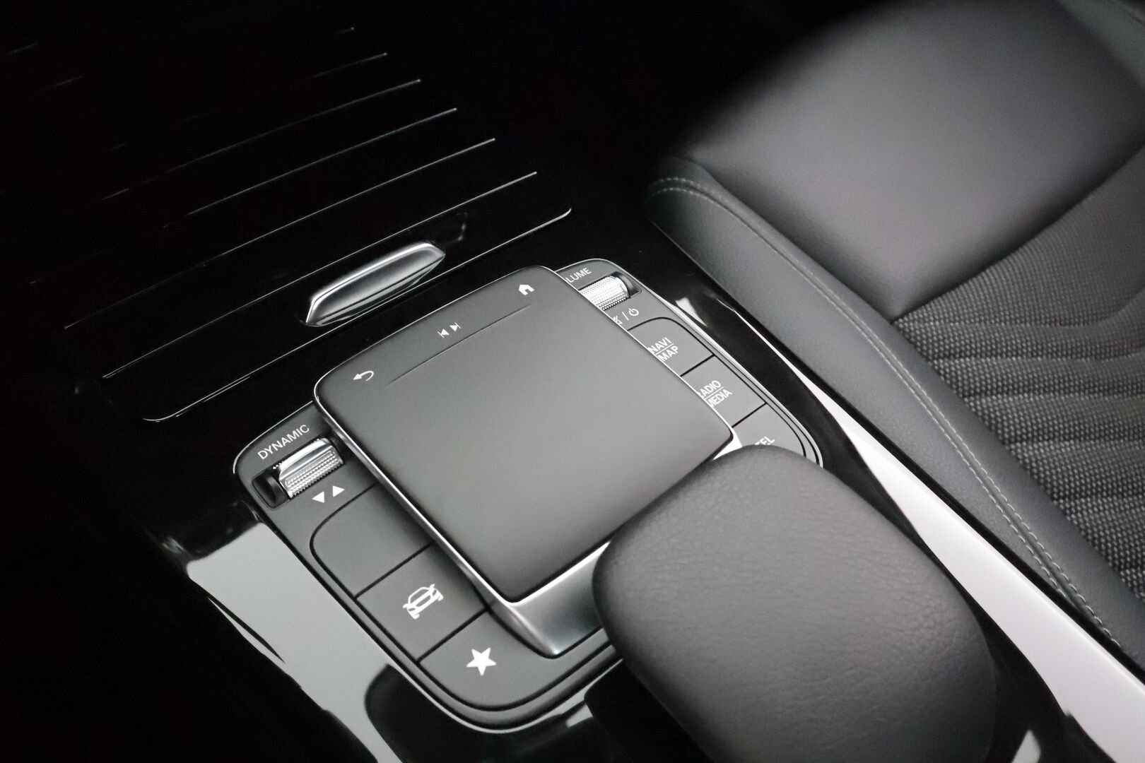 Mercedes-Benz A 2022 200 d 4MATIC A sedan Business Style * Webasto / Koukku / Vakkari / P.kamera / LED / Puolinahat * - 1.Om Suomi-auto / Kahdet renkaat aluvanteilla / Merkkihuollettu - HULLUT BLACKWEEK JATKOT - KORKOTARJOUS 2,49%