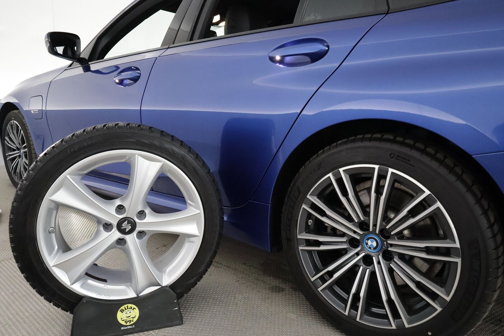 BMW 320 2022 G21 Touring 320e xDrive A Charged Edition M Sport *Vakkari / P.kamera / Hifi / Kaarreajovalot / Comfort Access* - Suomi-auto / Kahdet renkaat aluvanteilla / Näyttävä yksilö - Osta nyt, maksa vasta ensi vuonna