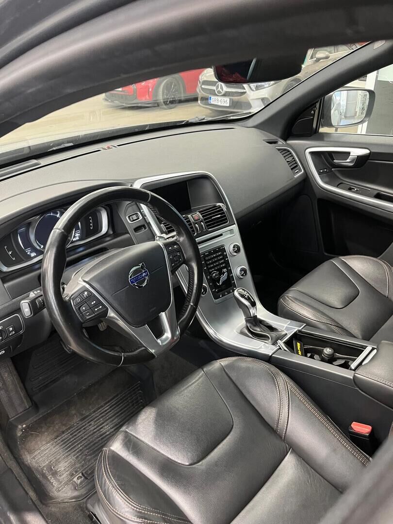 Volvo XC60 2016 D4 Classic Summum aut * ACC / Webasto / Xenon / Panorama / P.Kamera / Muistipenkki / Keyless * - Kahdet renkaat aluvanteilla - HULLUT AVAJAISHULINAT KORKOTARJOUS 3,29 %