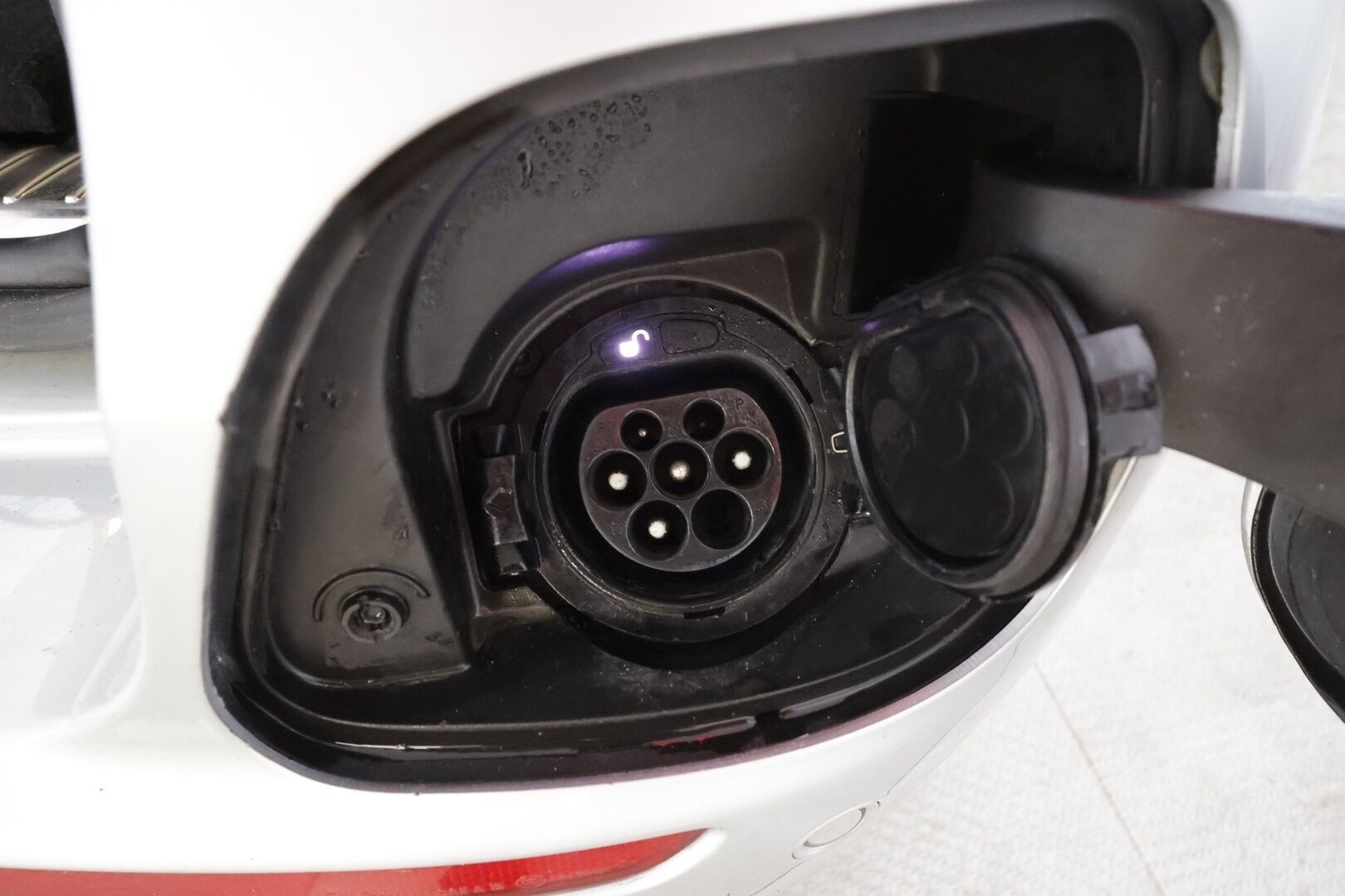 Mercedes-Benz E 2020 300 de T A Business AMG EQ Power * Distronic+ / 360° / HUD / Burmester / Muistipenkit / Panorama / Multibeam / Koukku * - KeylessGo / Kahdet renkaat aluvanteilla / Huippuvarusteet - HULLUT AVAJAISHULINAT KORKOTARJOUS 3,29 %