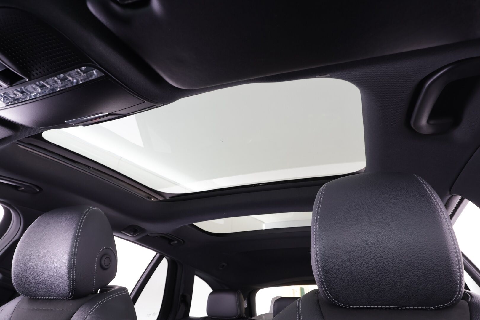 Mercedes-Benz E 2020 300 de T A Business AMG EQ Power * Distronic+ / 360° / HUD / Burmester / Muistipenkit / Panorama / Multibeam / Koukku * - KeylessGo / Kahdet renkaat aluvanteilla / Huippuvarusteet