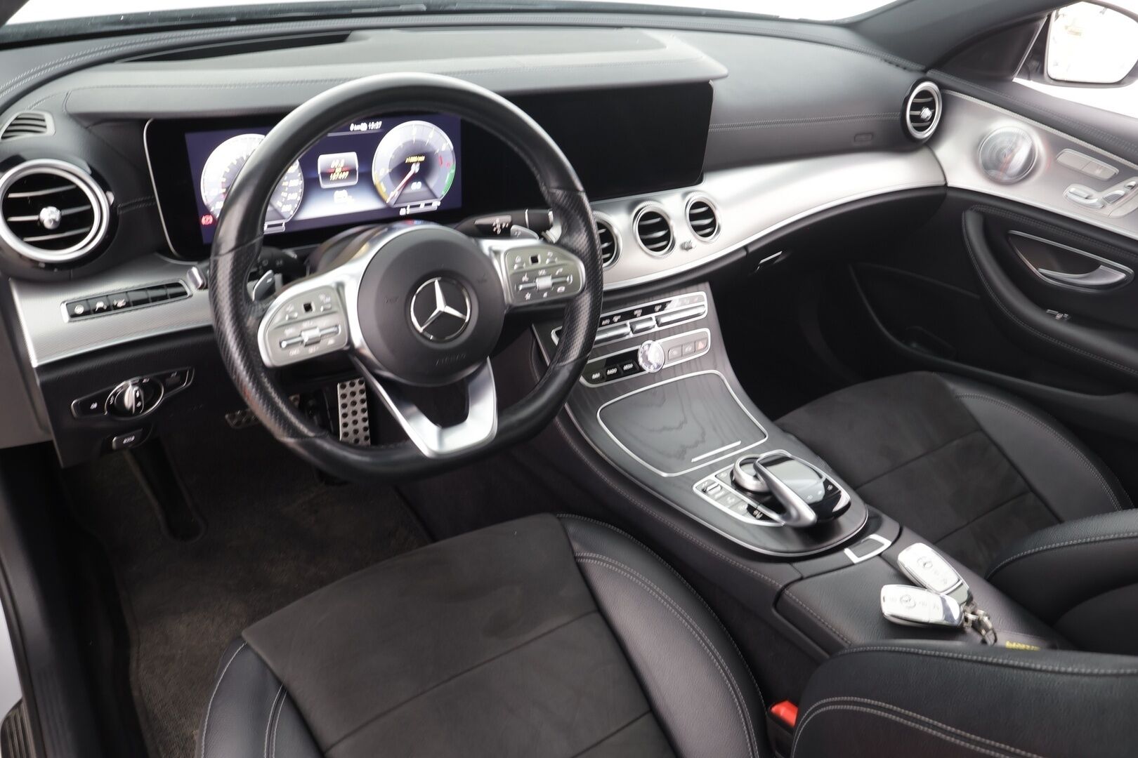 Mercedes-Benz E 2020 300 de T A Business AMG EQ Power * Distronic+ / 360° / HUD / Burmester / Muistipenkit / Panorama / Multibeam / Koukku * - KeylessGo / Kahdet renkaat aluvanteilla / Huippuvarusteet