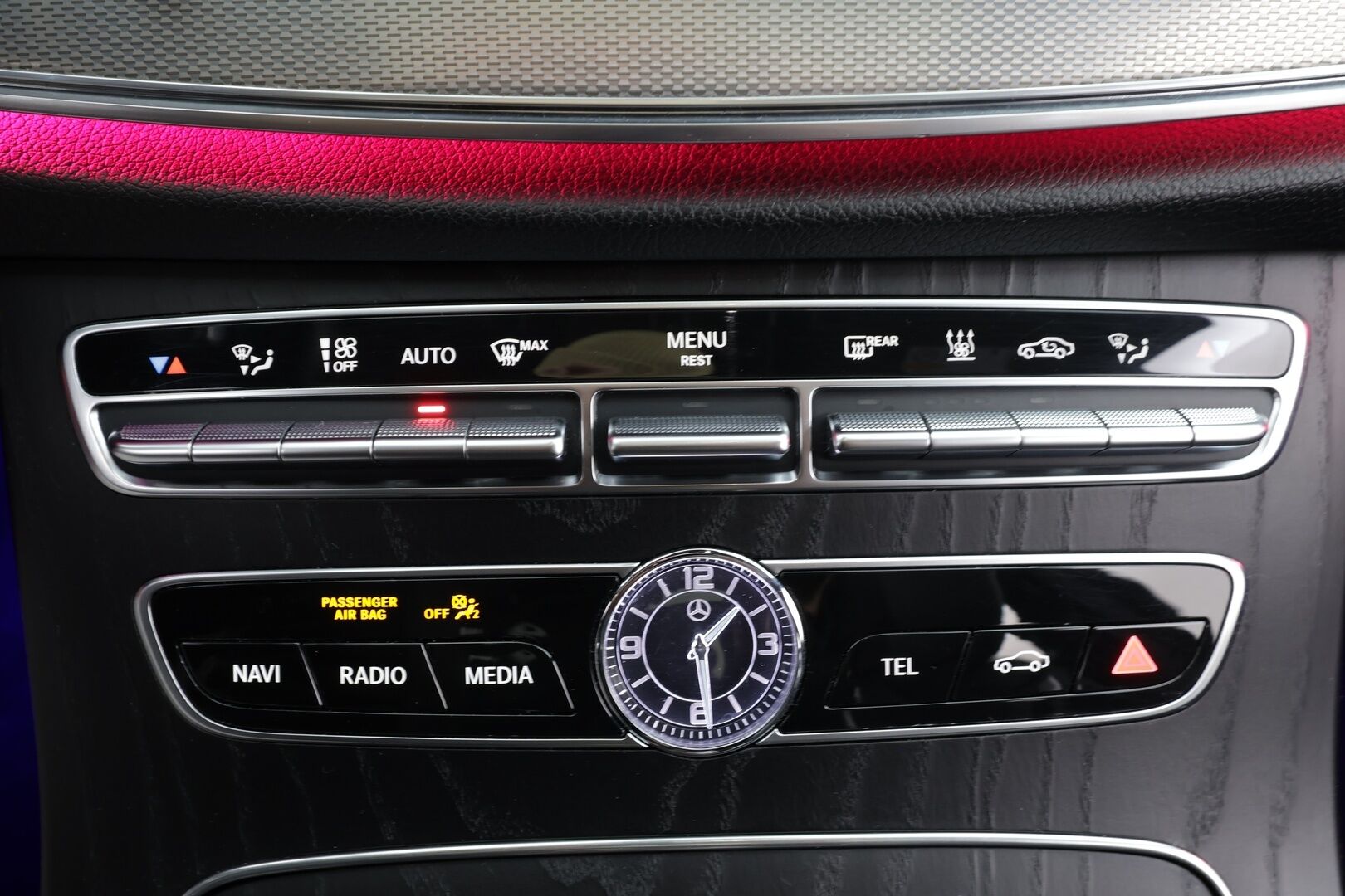 Mercedes-Benz E 2020 300 de T A Business AMG EQ Power * Distronic+ / 360° / HUD / Burmester / Muistipenkit / Panorama / Multibeam / Koukku * - KeylessGo / Kahdet renkaat aluvanteilla / Huippuvarusteet