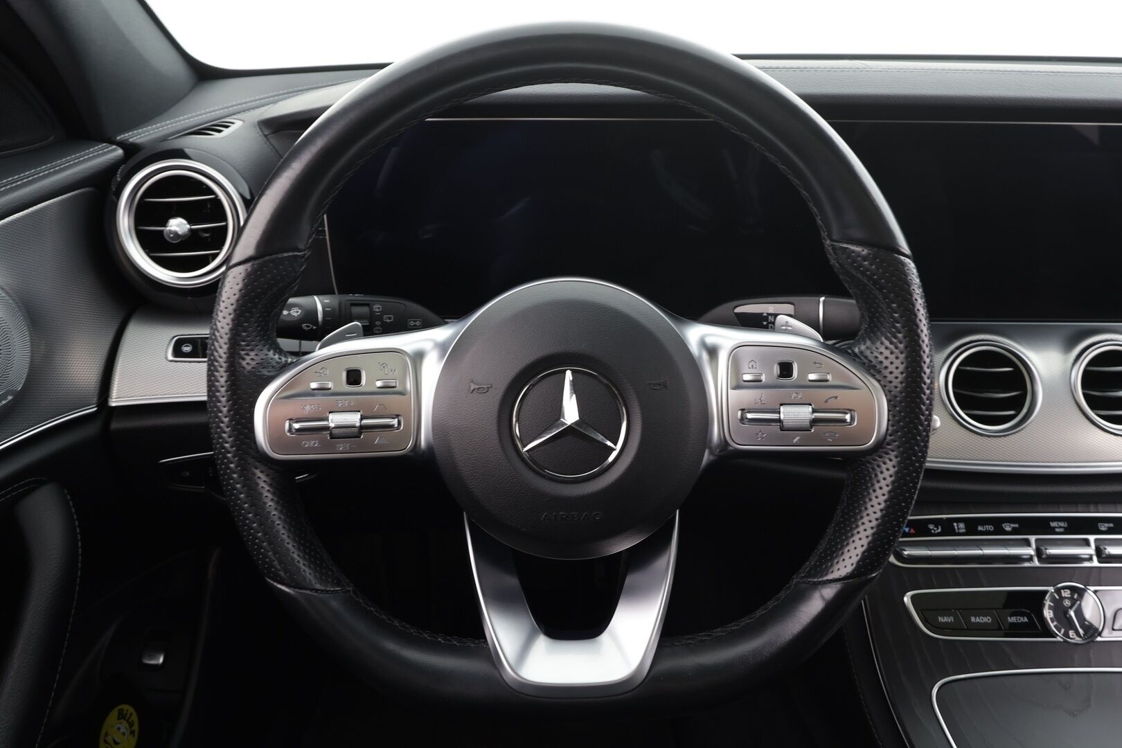Mercedes-Benz E 2020 300 de T A Business AMG EQ Power * Distronic+ / 360° / HUD / Burmester / Muistipenkit / Panorama / Multibeam / Koukku * - KeylessGo / Kahdet renkaat aluvanteilla / Huippuvarusteet - HULLUT AVAJAISHULINAT KORKOTARJOUS 3,29 %