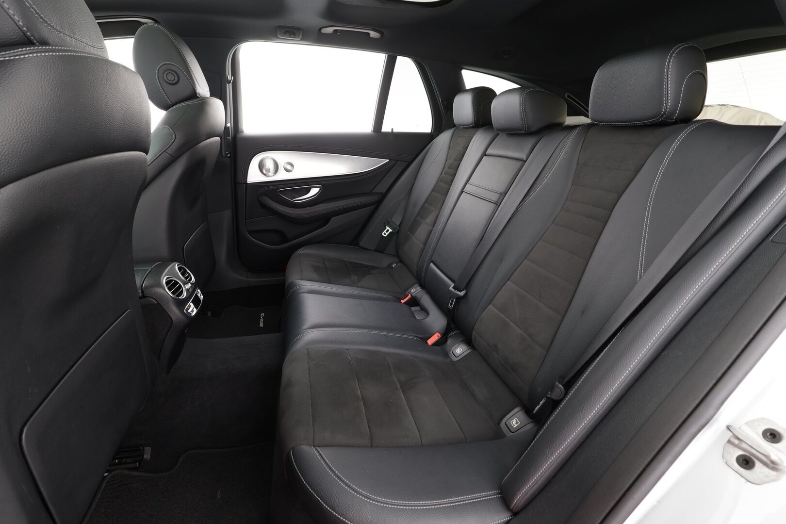 Mercedes-Benz E 2020 300 de T A Business AMG EQ Power * Distronic+ / 360° / HUD / Burmester / Muistipenkit / Panorama / Multibeam / Koukku * - KeylessGo / Kahdet renkaat aluvanteilla / Huippuvarusteet