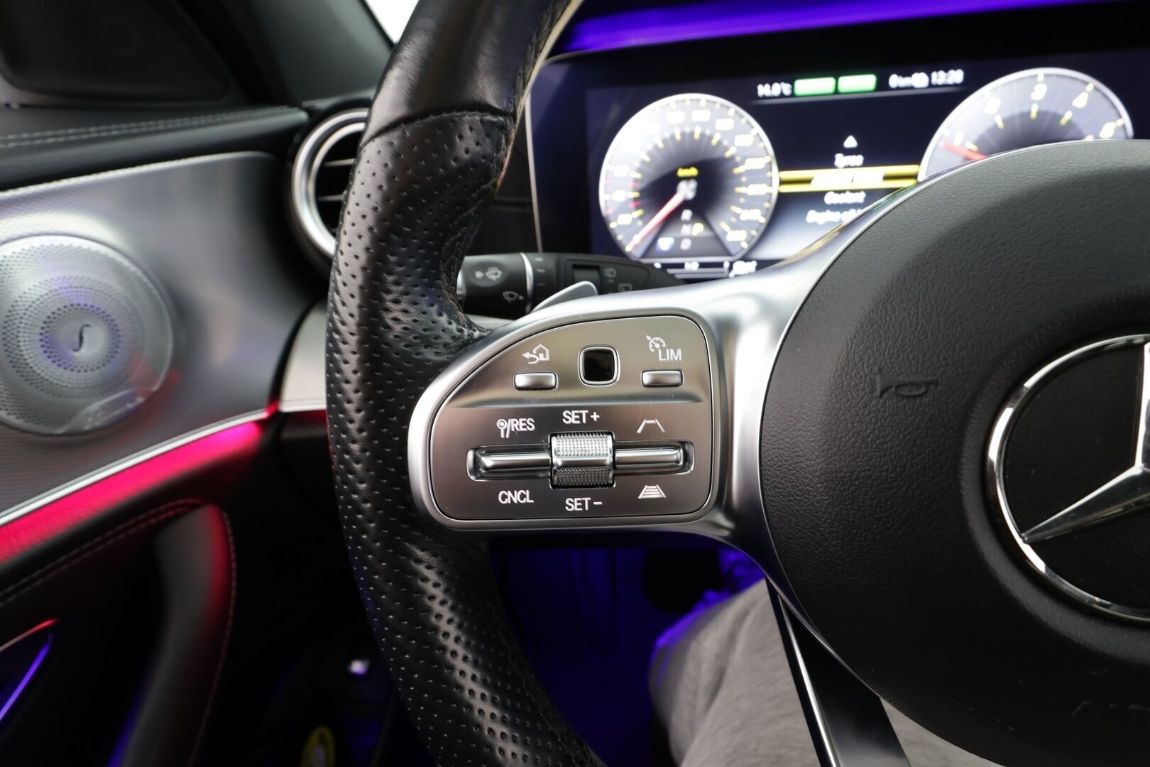 Mercedes-Benz E 2020 300 de T A Business AMG EQ Power * Distronic+ / 360° / HUD / Burmester / Muistipenkit / Panorama / Multibeam / Koukku * - KeylessGo / Kahdet renkaat aluvanteilla / Huippuvarusteet