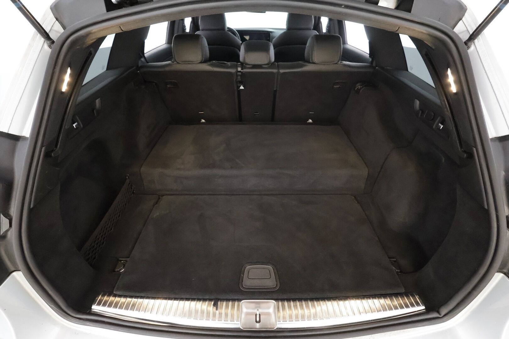 Mercedes-Benz E 2020 300 de T A Business AMG EQ Power * Distronic+ / 360° / HUD / Burmester / Muistipenkit / Panorama / Multibeam / Koukku * - KeylessGo / Kahdet renkaat aluvanteilla / Huippuvarusteet