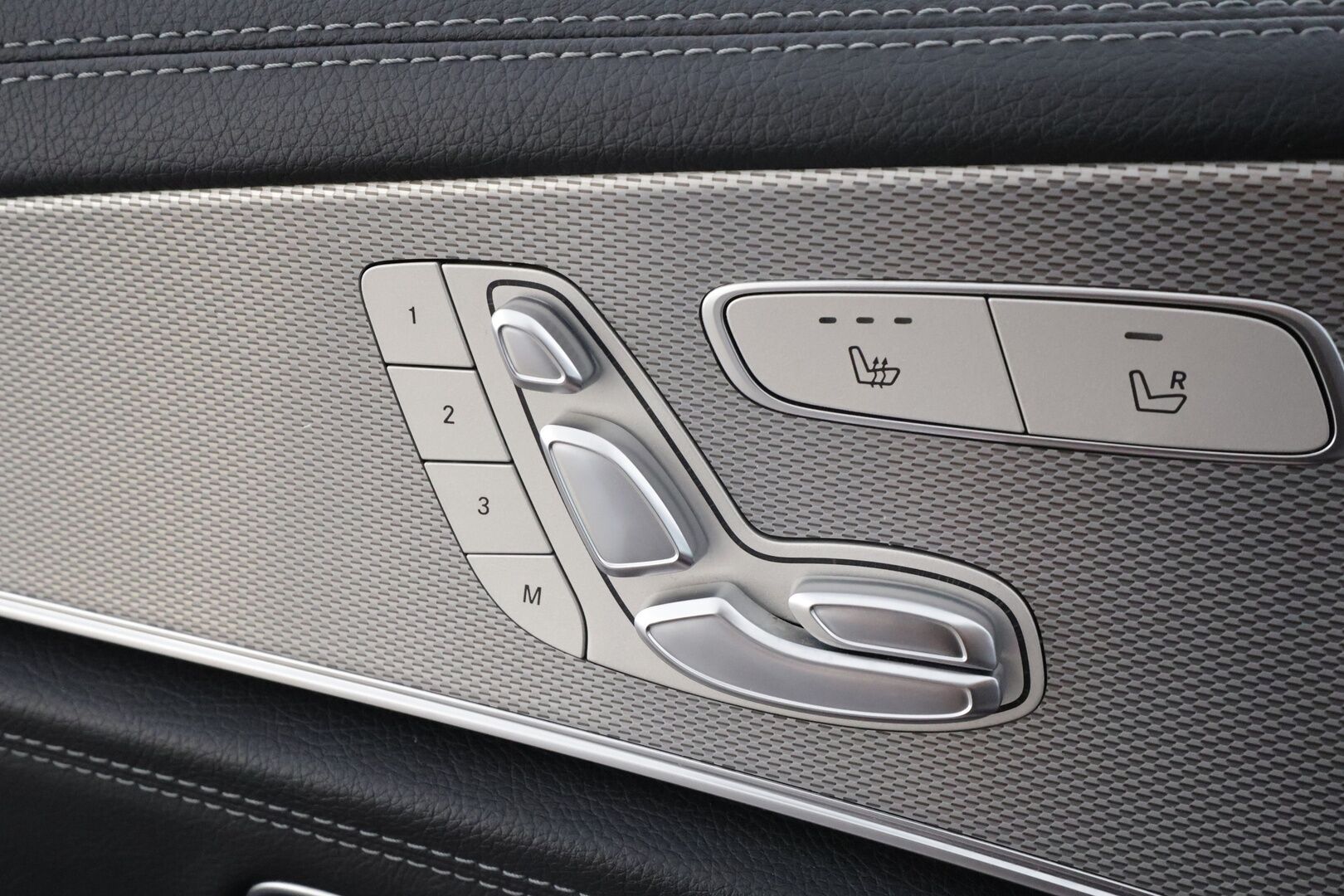 Mercedes-Benz E 2020 300 de T A Business AMG EQ Power * Distronic+ / 360° / HUD / Burmester / Muistipenkit / Panorama / Multibeam / Koukku * - KeylessGo / Kahdet renkaat aluvanteilla / Huippuvarusteet