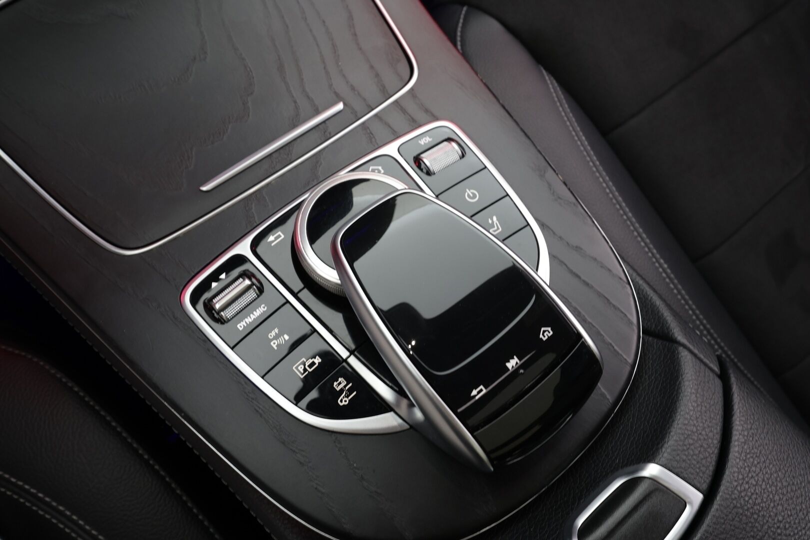 Mercedes-Benz E 2020 300 de T A Business AMG EQ Power * Distronic+ / 360° / HUD / Burmester / Muistipenkit / Panorama / Multibeam / Koukku * - KeylessGo / Kahdet renkaat aluvanteilla / Huippuvarusteet - HULLUT AVAJAISHULINAT KORKOTARJOUS 3,29 %