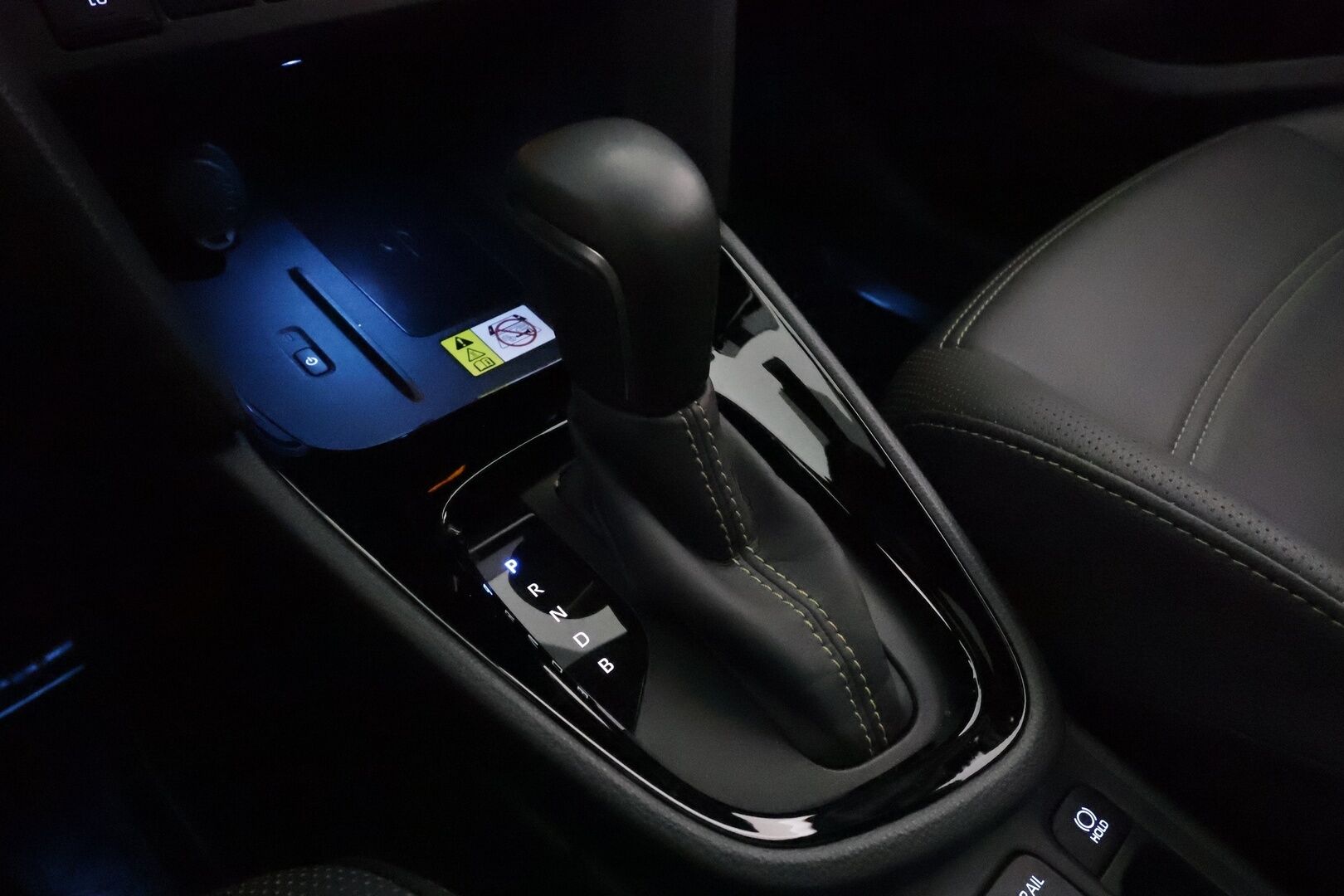 Toyota Yaris Cross 2023 1,5 Hybrid AWD-i Premiere Edition **HUD / JBL / Lasikatto / KeylessGo / Adapt.vakkari / Nahkapenkit / P.kamera** - 3,99 % KORKOTARJOUS TÄHÄN AUTOON - 1.om Suomi-auto / kahdet renkaat aluvanteilla / Merkkihuollettu