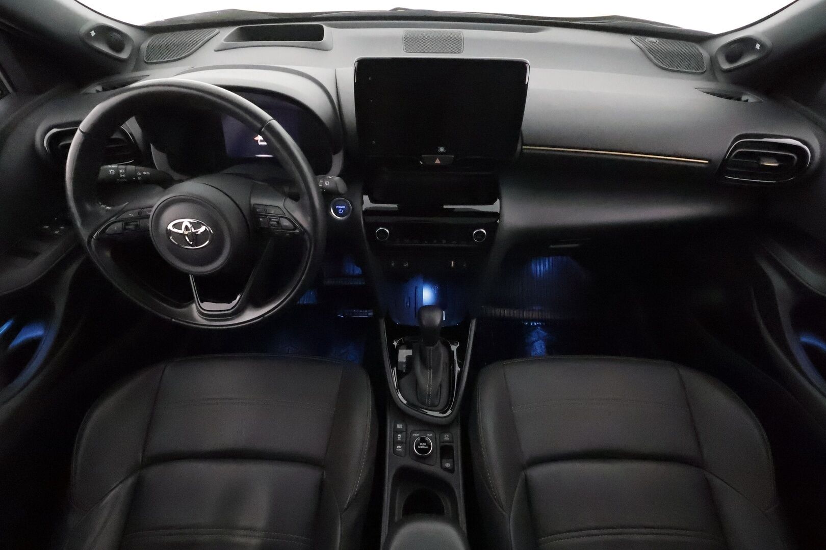 Toyota Yaris Cross 2023 1,5 Hybrid AWD-i Premiere Edition **HUD / JBL / Lasikatto / KeylessGo / Adapt.vakkari / Nahkapenkit / P.kamera** - 3,99 % KORKOTARJOUS TÄHÄN AUTOON - 1.om Suomi-auto / kahdet renkaat aluvanteilla / Merkkihuollettu