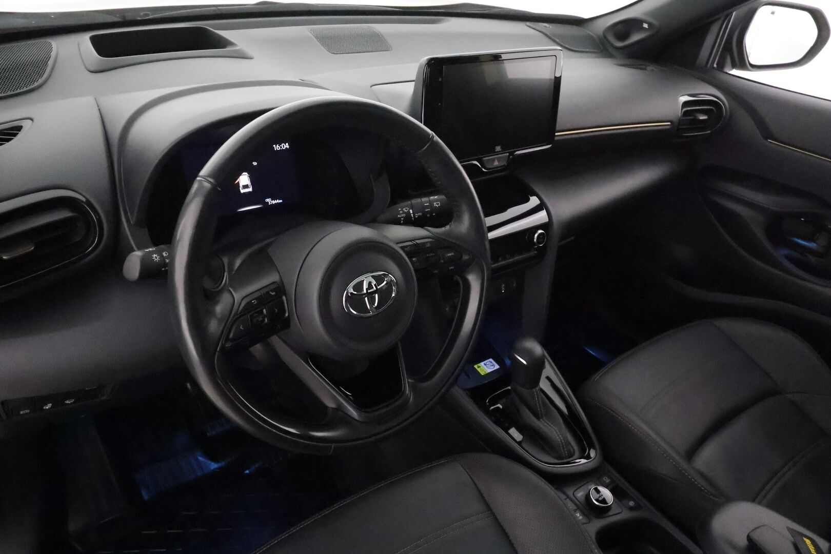 Toyota Yaris Cross 2023 1,5 Hybrid AWD-i Premiere Edition **HUD / JBL / Lasikatto / KeylessGo / Adapt.vakkari / Nahkapenkit / P.kamera** - 3,99 % KORKOTARJOUS TÄHÄN AUTOON - 1.om Suomi-auto / kahdet renkaat aluvanteilla / Merkkihuollettu
