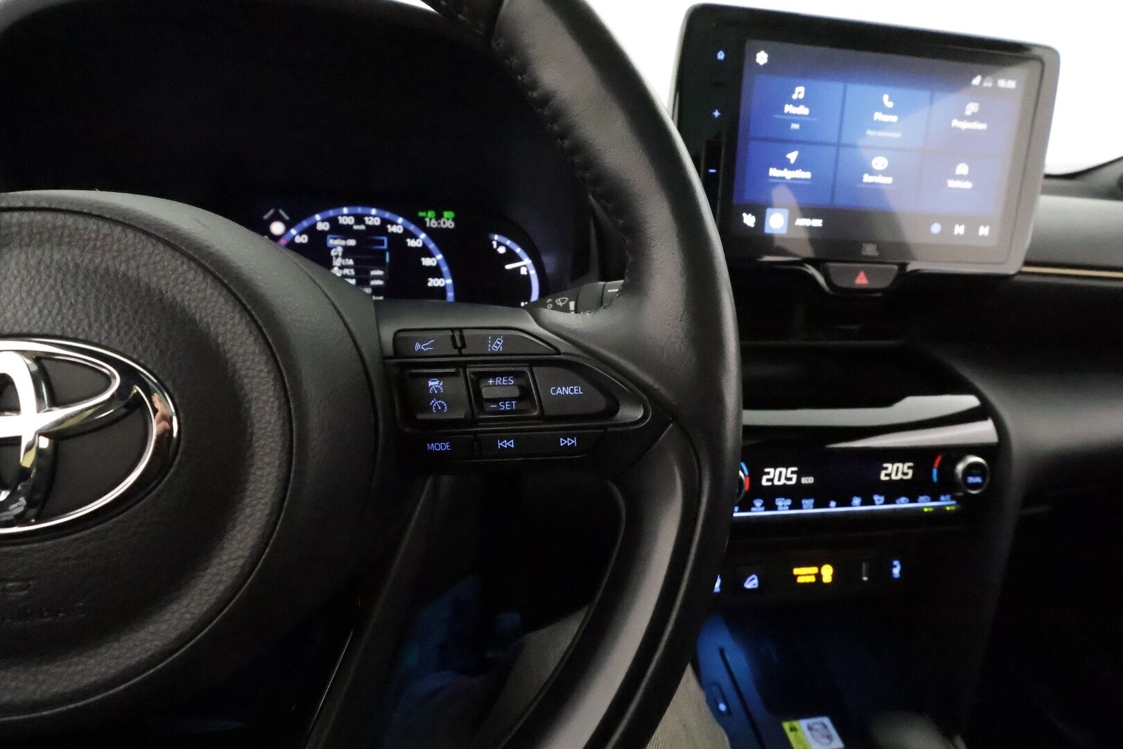 Toyota Yaris Cross 2023 1,5 Hybrid AWD-i Premiere Edition **HUD / JBL / Lasikatto / KeylessGo / Adapt.vakkari / Nahkapenkit / P.kamera** - 3,99 % KORKOTARJOUS TÄHÄN AUTOON - 1.om Suomi-auto / kahdet renkaat aluvanteilla / Merkkihuollettu