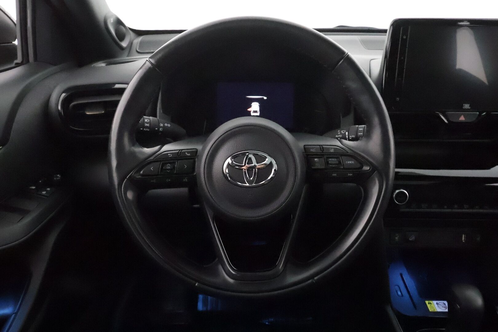 Toyota Yaris Cross 2023 1,5 Hybrid AWD-i Premiere Edition **HUD / JBL / Lasikatto / KeylessGo / Adapt.vakkari / Nahkapenkit / P.kamera** - 3,99 % KORKOTARJOUS TÄHÄN AUTOON - 1.om Suomi-auto / kahdet renkaat aluvanteilla / Merkkihuollettu