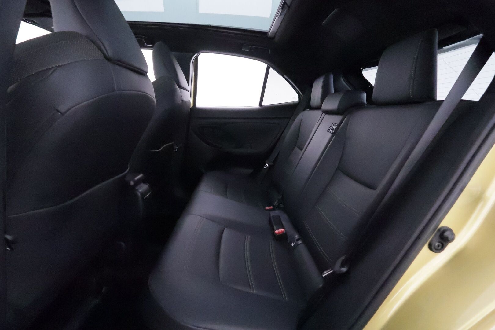 Toyota Yaris Cross 2023 1,5 Hybrid AWD-i Premiere Edition **HUD / JBL / Lasikatto / KeylessGo / Adapt.vakkari / Nahkapenkit / P.kamera** - 3,99 % KORKOTARJOUS TÄHÄN AUTOON - 1.om Suomi-auto / kahdet renkaat aluvanteilla / Merkkihuollettu