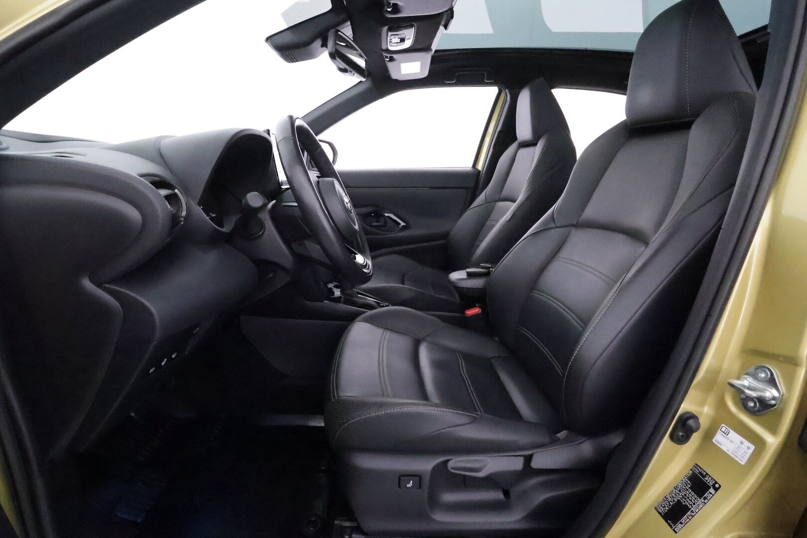 Toyota Yaris Cross 2023 1,5 Hybrid AWD-i Premiere Edition **HUD / JBL / Lasikatto / KeylessGo / Adapt.vakkari / Nahkapenkit / P.kamera** - 3,99 % KORKOTARJOUS TÄHÄN AUTOON - 1.om Suomi-auto / kahdet renkaat aluvanteilla / Merkkihuollettu