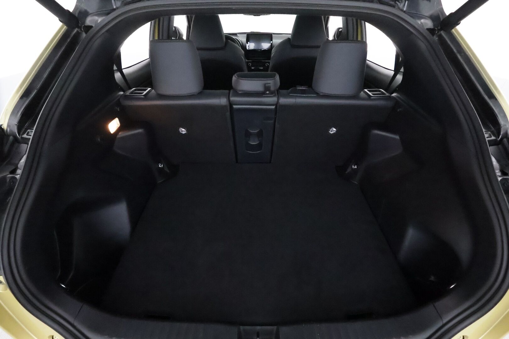 Toyota Yaris Cross 2023 1,5 Hybrid AWD-i Premiere Edition **HUD / JBL / Lasikatto / KeylessGo / Adapt.vakkari / Nahkapenkit / P.kamera** - 3,99 % KORKOTARJOUS TÄHÄN AUTOON - 1.om Suomi-auto / kahdet renkaat aluvanteilla / Merkkihuollettu