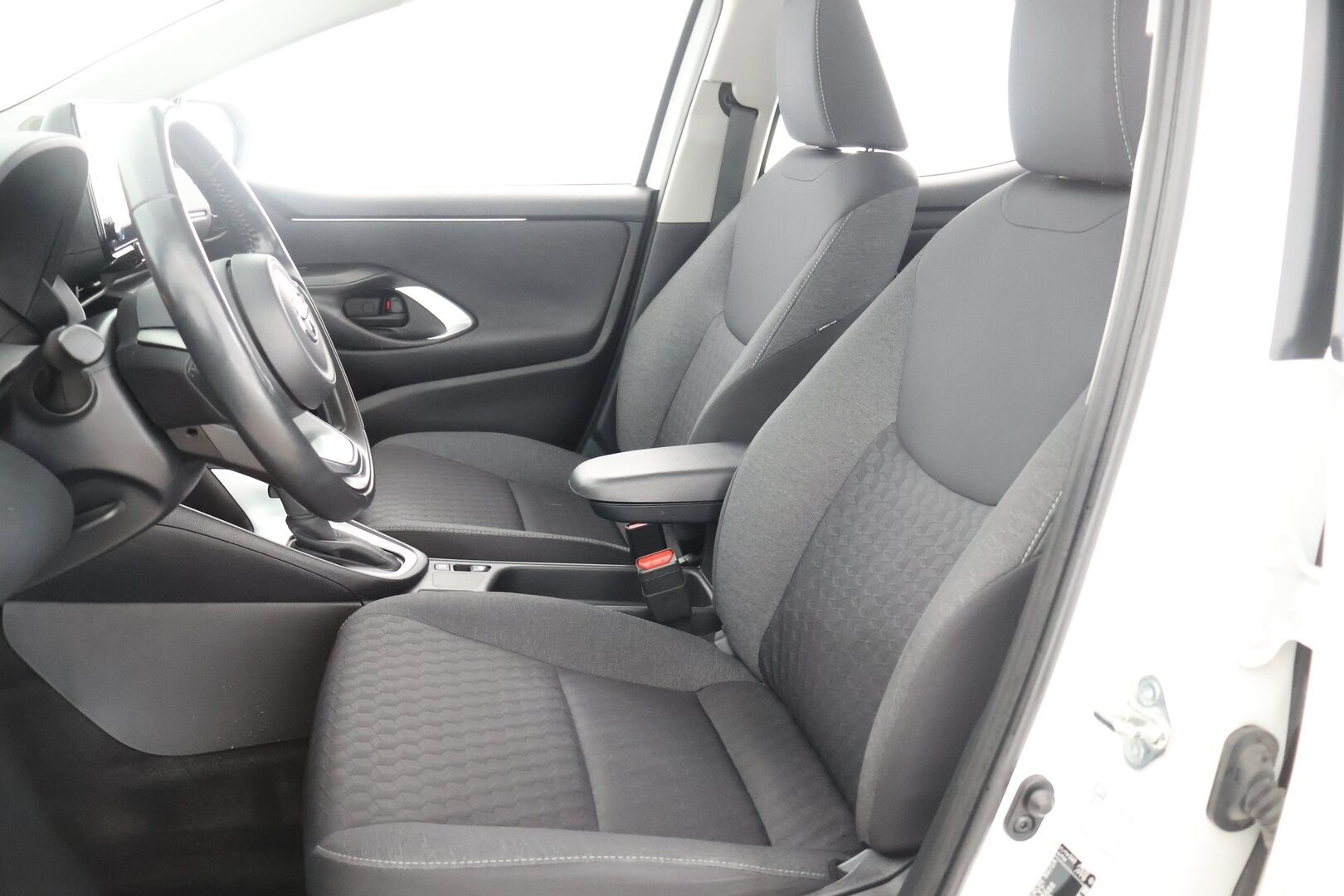 Toyota Yaris 2022 1,5 Hybrid Active -  Merkkihuollot | Adapt. Vak | P-kamera | Lohkolämmitin |Suomi-auto | Juuri katsastettu | 2x renkaat