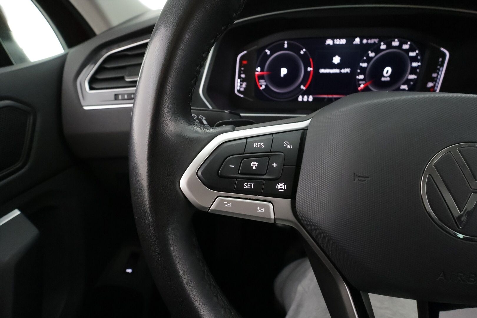 Volkswagen Tiguan 2022 Style Business 2,0 TDI SCR 110 kW 4MOTION DSG * Webasto / Koukku / ACC / Matrix-LED / P.Kamera / Hierovat Sportpenkit * - 1-Om suomi-auto / Kahdet renkaat