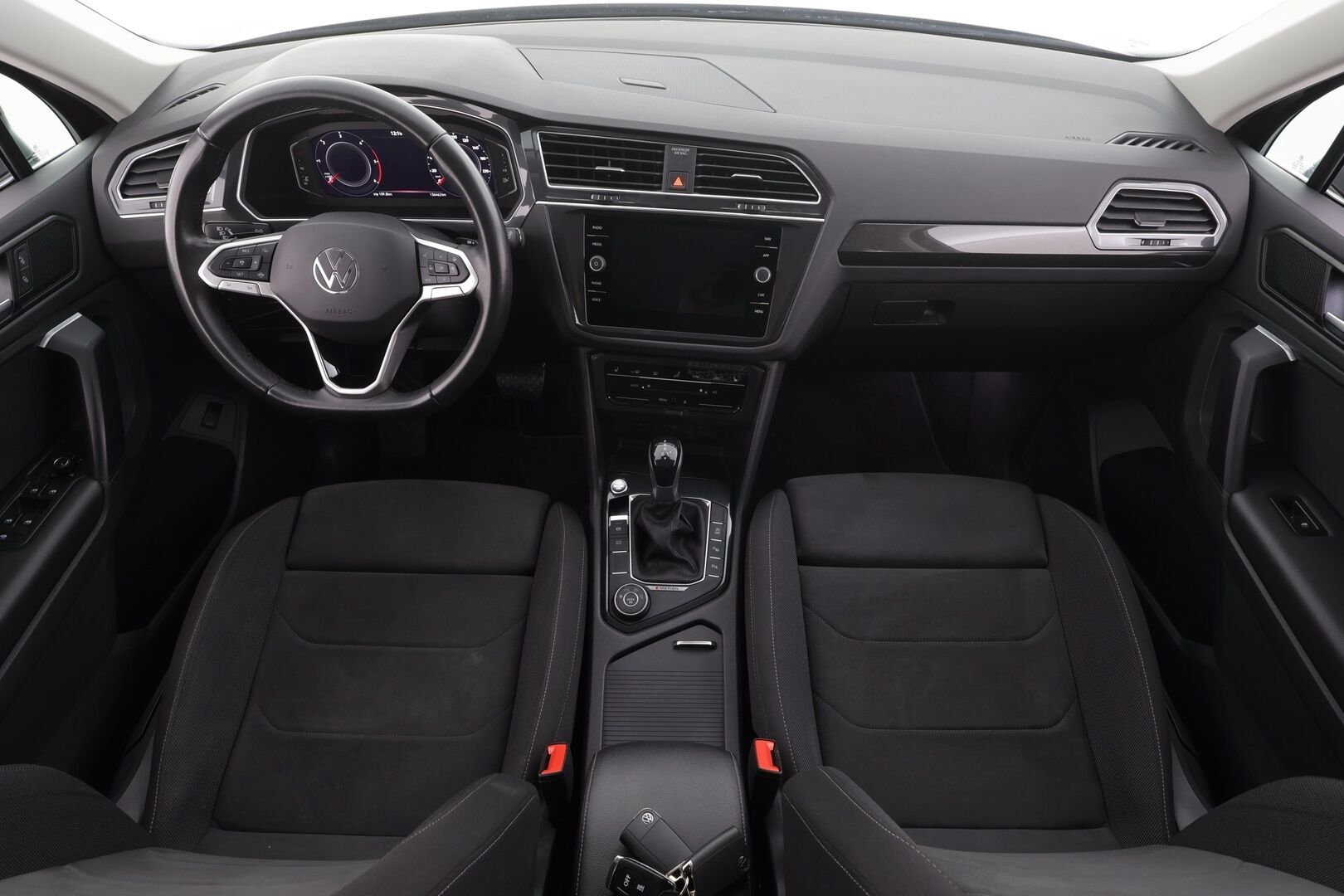 Volkswagen Tiguan 2022 2.0 TDI Style Business SCR 110 kW 4MOTION DSG * Webasto / Koukku / ACC / Matrix-LED / Kamera / Hierovat Sportpenkit * - KATSO KAMPANJAHINTA! / 1-Om suomi-auto / Kahdet renkaat / ALV - HULLUT AVAJAISHULINAT KORKOTARJOUS 3,29 %