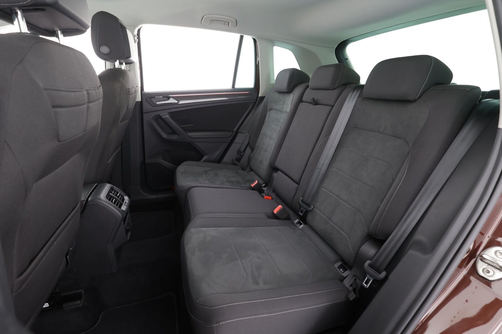 Volkswagen Tiguan 2022 2.0 TDI Style Business SCR 110 kW 4MOTION DSG * Webasto / Koukku / ACC / Matrix-LED / Kamera / Hierovat Sportpenkit * - KATSO KAMPANJAHINTA! / 1-Om suomi-auto / Kahdet renkaat / ALV - HULLUT AVAJAISHULINAT KORKOTARJOUS 3,29 %