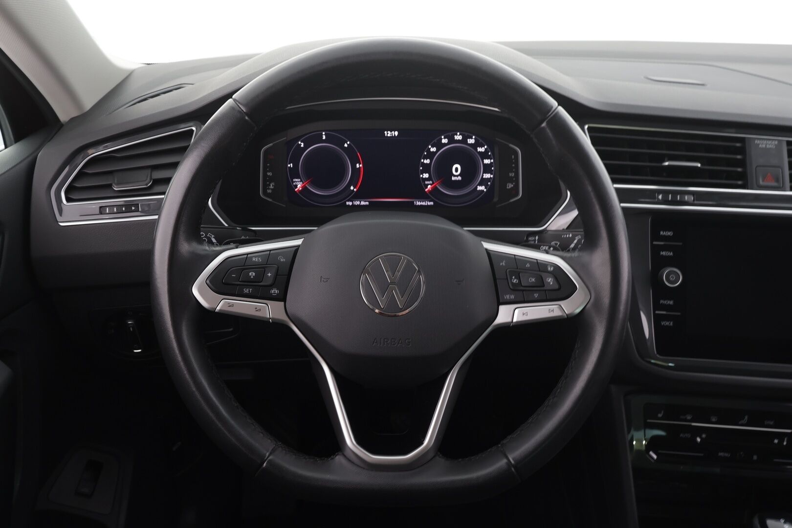 Volkswagen Tiguan 2022 Style Business 2,0 TDI SCR 110 kW 4MOTION DSG * Webasto / Koukku / ACC / Matrix-LED / P.Kamera / Hierovat Sportpenkit * - 1-Om suomi-auto / Kahdet renkaat