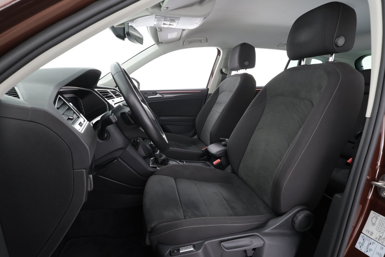 Volkswagen Tiguan 2022 2.0 TDI Style Business SCR 110 kW 4MOTION DSG * Webasto / Koukku / ACC / Matrix-LED / Kamera / Hierovat Sportpenkit * - KATSO KAMPANJAHINTA! / 1-Om suomi-auto / Kahdet renkaat / ALV - HULLUT AVAJAISHULINAT KORKOTARJOUS 3,29 %