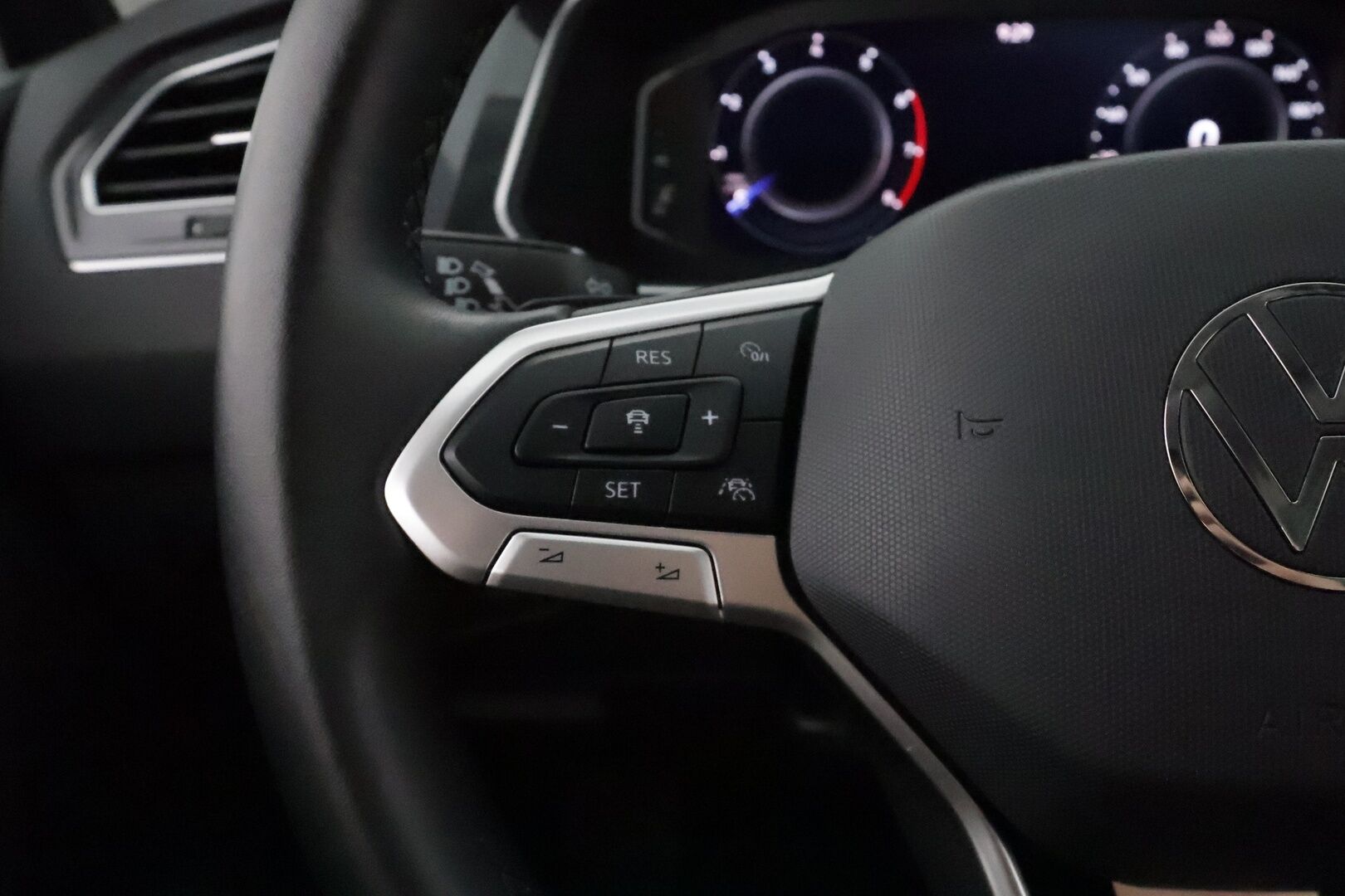 Volkswagen Tiguan 2022 Style Business 1,5 TSI 110 kW DSG **Webasto / Adapt.Vakkari / Matrix-LED / P.Kamera / Hierovat Penkit / Navi / Keyless** - 3,99 % KORKOTARJOUS TÄHÄN AUTOON - 1-om Suomi-auto / Kahdet Renkaat