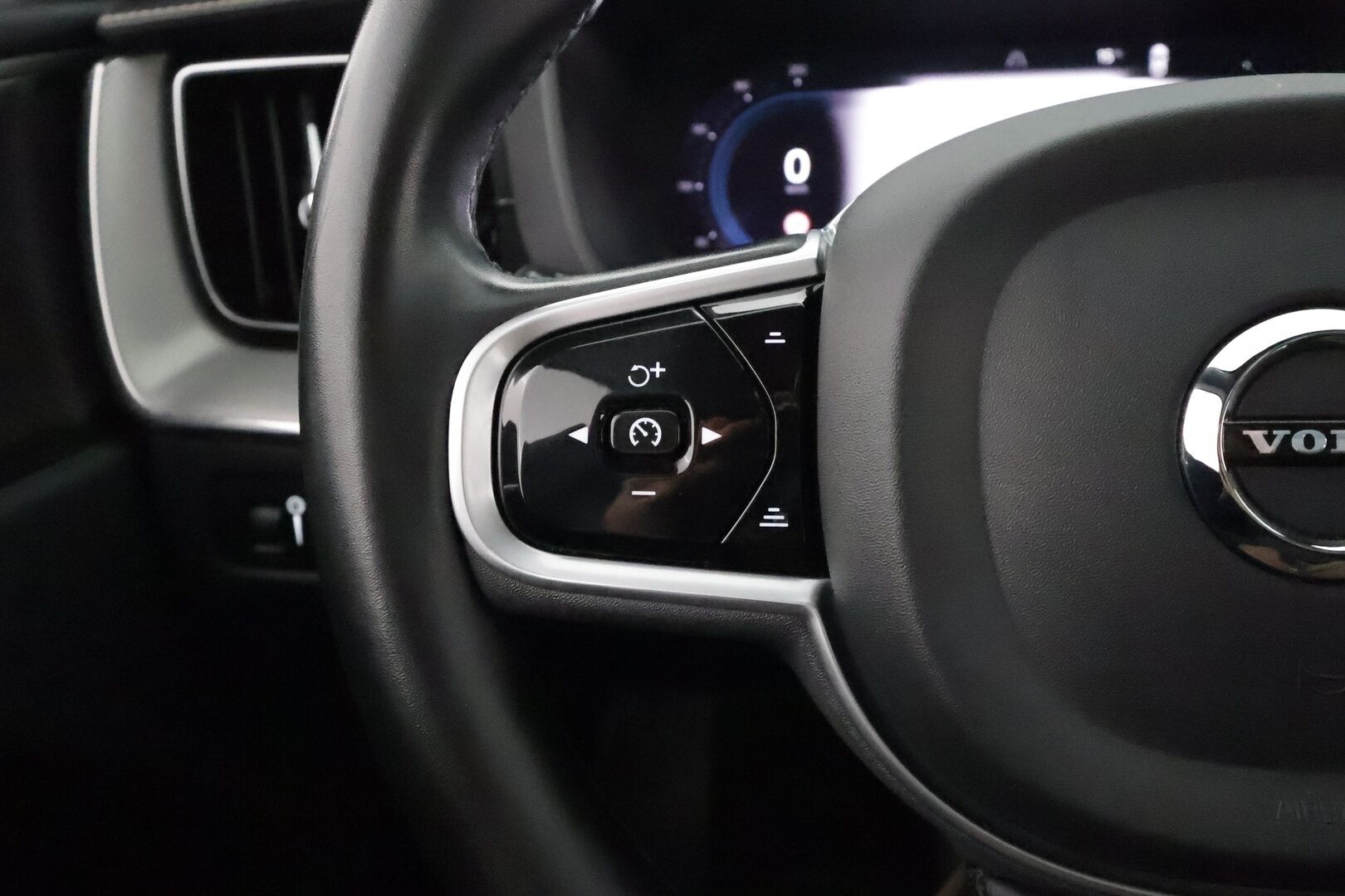 Volvo XC60 2022 T6 AWD Long Range R-Design Edition aut * Webasto / Adapt. Vakkari / Harman&Kardon / Sporttipenkki Muistilla / Panorama / P.kamera / KeylessGO * - 3,99 % KORKOTARJOUS TÄHÄN AUTOON - Suomi-auto / 1 omisteinen
