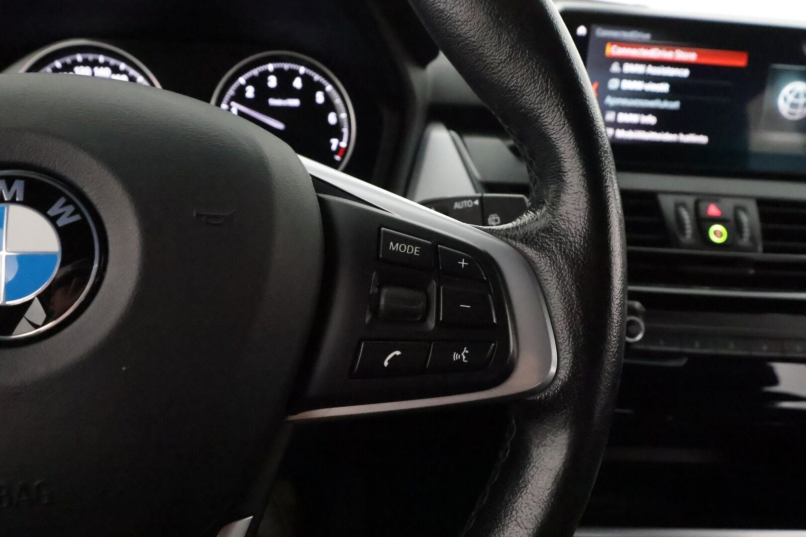 BMW 225 2020 F45 Active Tourer 225xe A ** HUD / P.kamera / LED-valot / Navi / Nahkaverhoilu ** - Kahdet Renkaat / Akku Kuntotarkistettu!