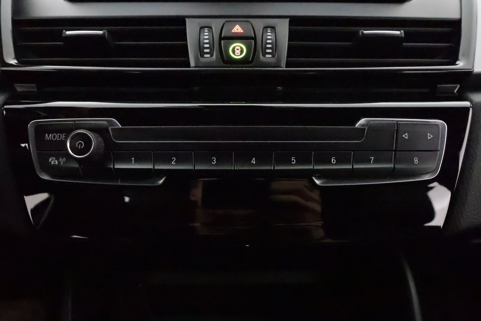 BMW 225 2020 F45 Active Tourer 225xe A ** HUD / P.kamera / LED-valot / Navi / Nahkaverhoilu ** - Kahdet Renkaat / Akku Kuntotarkistettu!