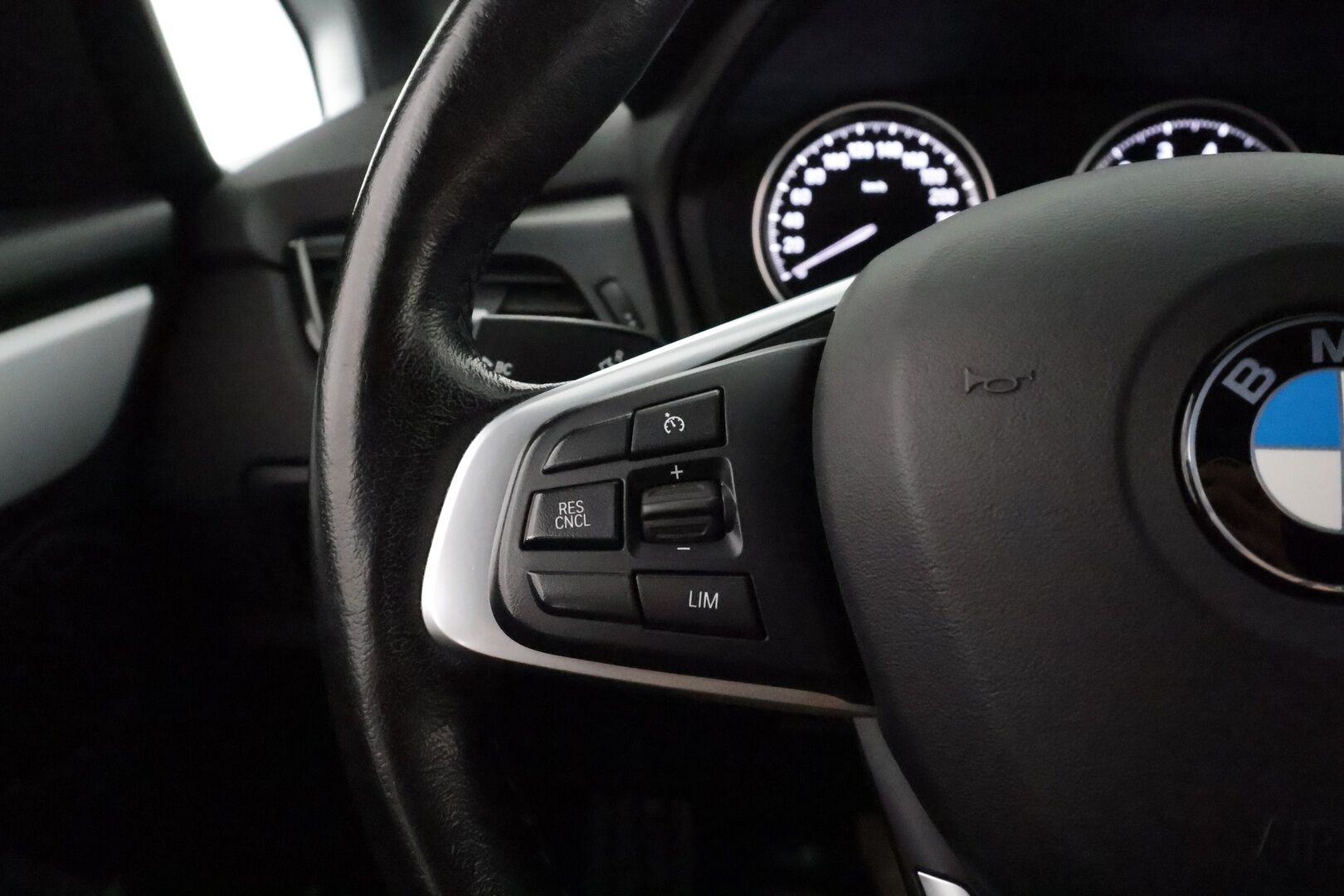 BMW 225 2020 F45 Active Tourer 225xe A ** HUD / P.kamera / LED-valot / Navi / Nahkaverhoilu ** - Kahdet Renkaat / Akku Kuntotarkistettu!