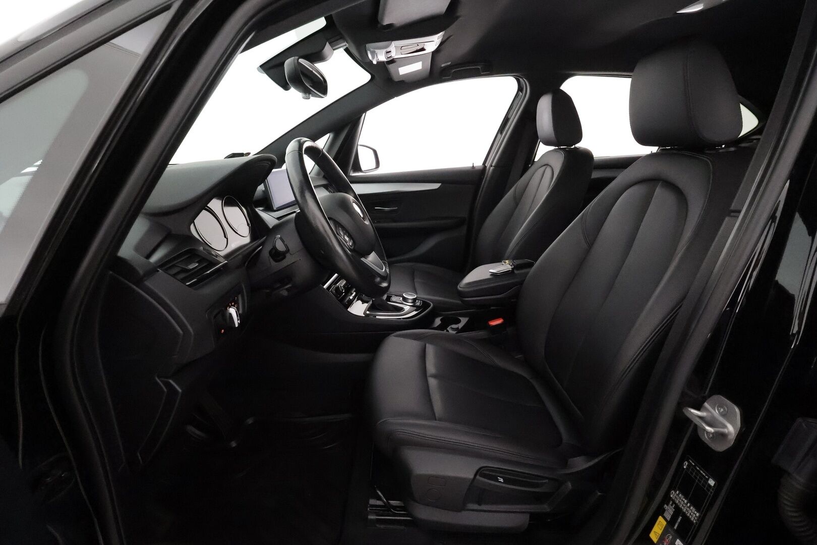 BMW 225 2020 F45 Active Tourer 225xe A ** HUD / P.kamera / LED-valot / Navi / Nahkaverhoilu ** - Kahdet Renkaat / Akku Kuntotarkistettu!