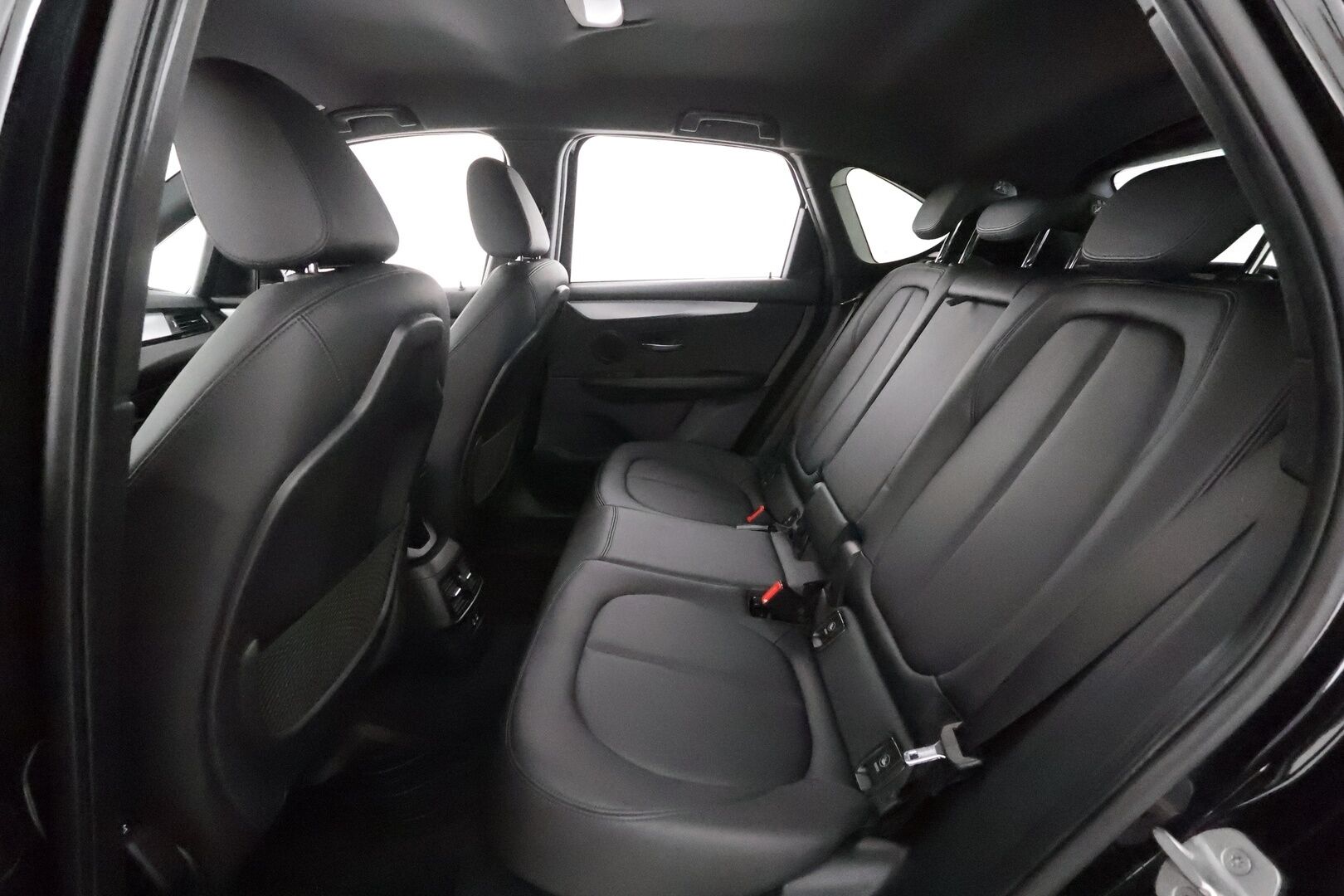 BMW 225 2020 F45 Active Tourer 225xe A ** HUD / P.kamera / LED-valot / Navi / Nahkaverhoilu ** - Kahdet Renkaat / Akku Kuntotarkistettu!