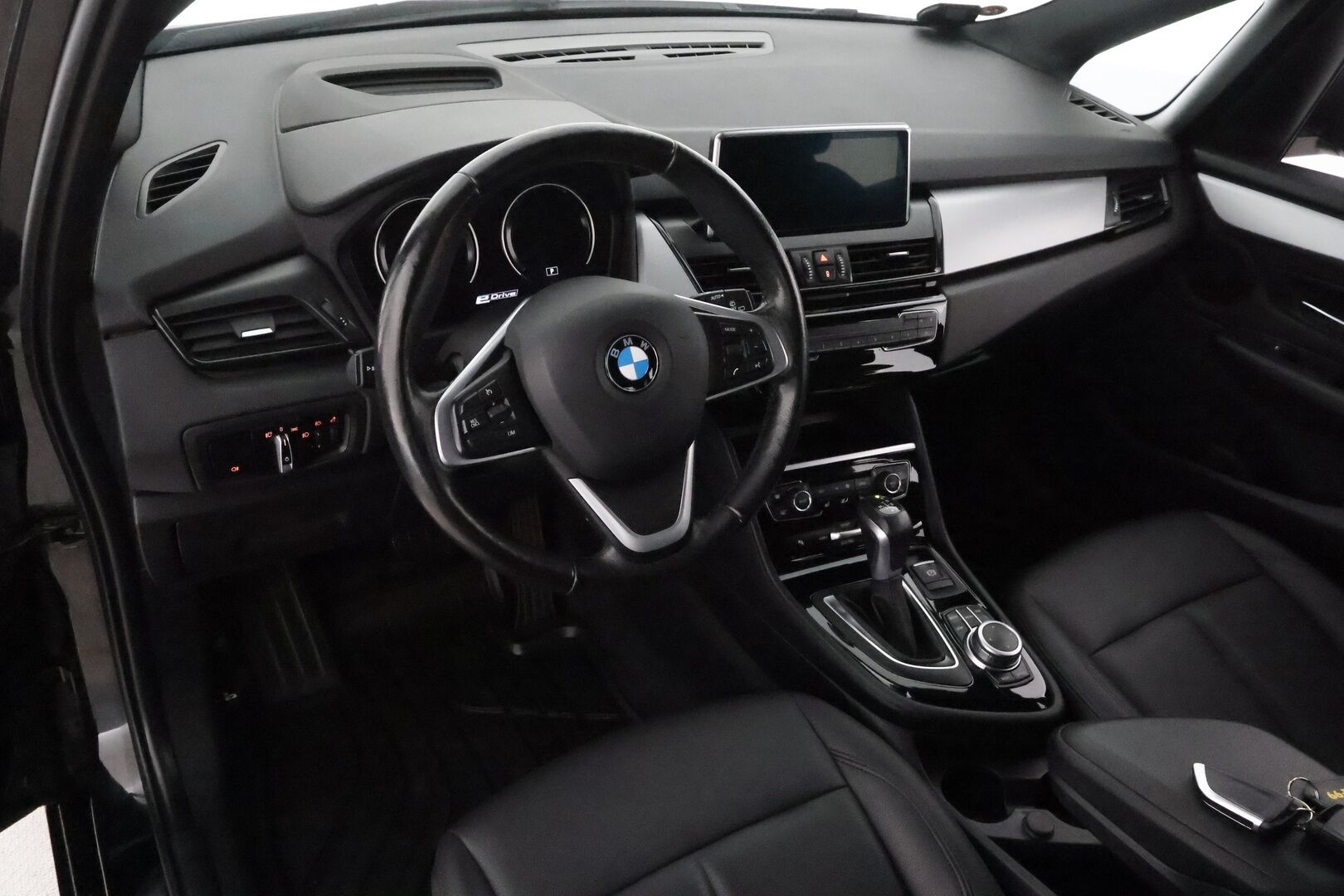 BMW 225 2020 F45 Active Tourer 225xe A ** HUD / P.kamera / LED-valot / Navi / Nahkaverhoilu ** - Kahdet Renkaat / Akku Kuntotarkistettu!