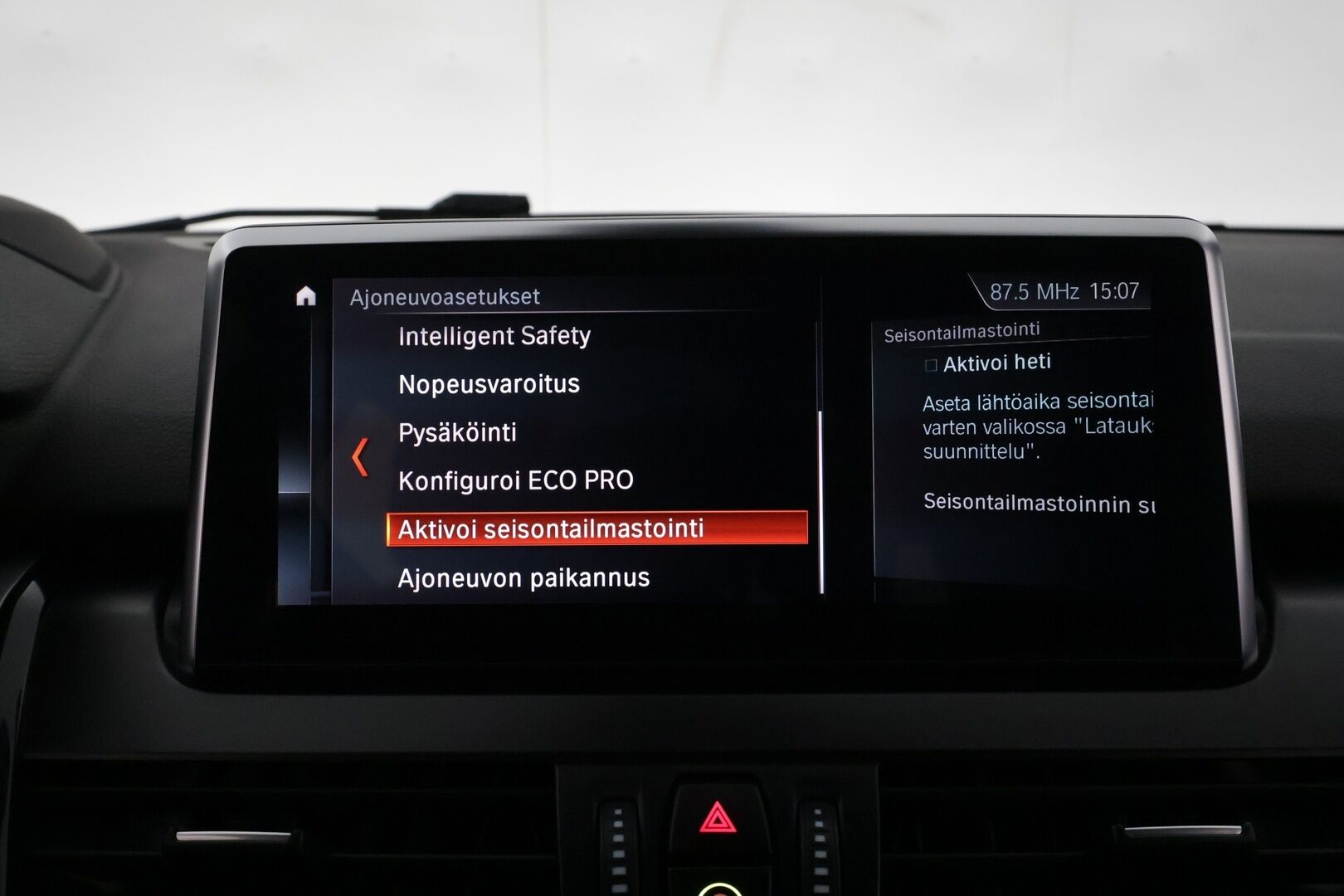 BMW 225 2020 F45 Active Tourer 225xe A ** HUD / P.kamera / LED-valot / Navi / Nahkaverhoilu ** - Kahdet Renkaat / Akku Kuntotarkistettu!