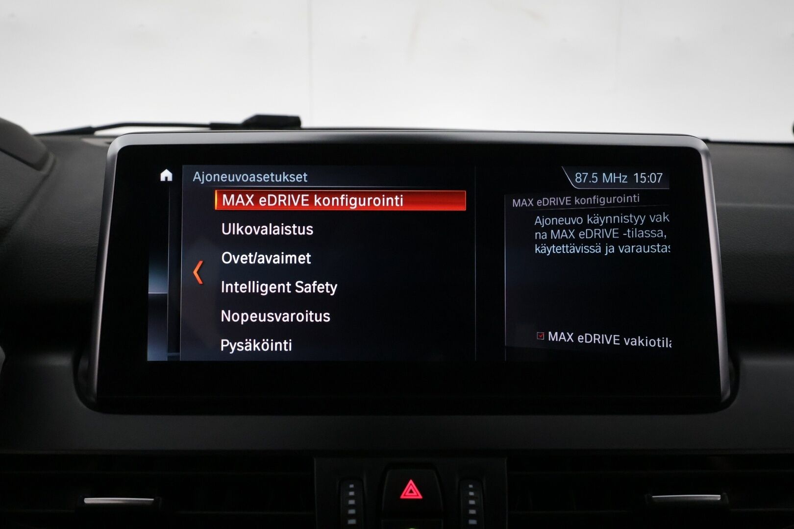 BMW 225 2020 F45 Active Tourer 225xe A ** HUD / P.kamera / LED-valot / Navi / Nahkaverhoilu ** - Kahdet Renkaat / Akku Kuntotarkistettu!