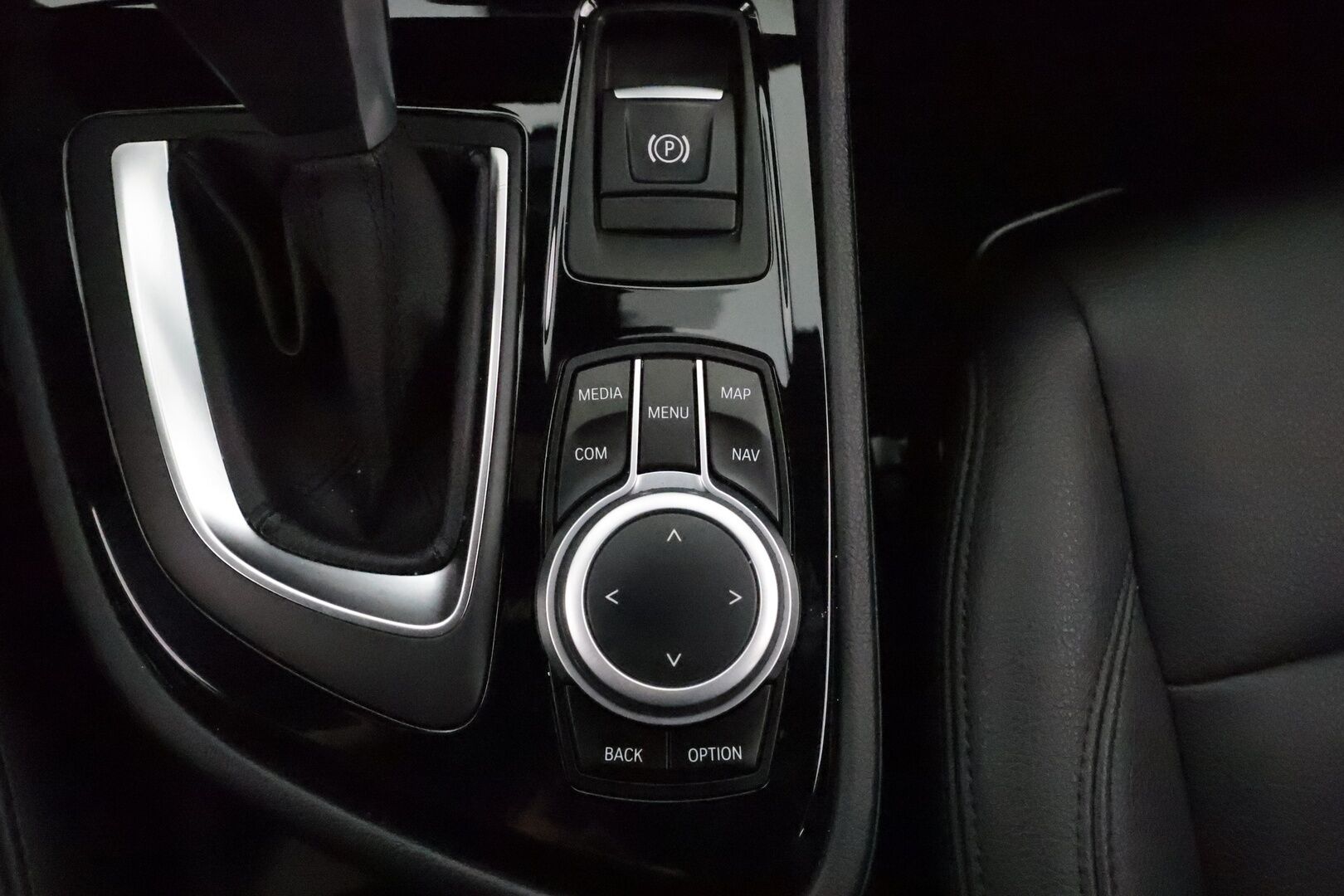 BMW 225 2020 F45 Active Tourer 225xe A ** HUD / P.kamera / LED-valot / Navi / Nahkaverhoilu ** - Kahdet Renkaat / Akku Kuntotarkistettu!