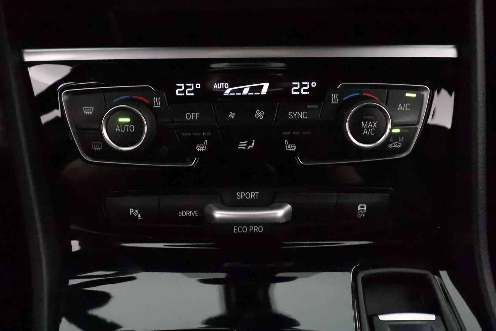 BMW 225 2020 F45 Active Tourer 225xe A ** HUD / P.kamera / LED-valot / Navi / Nahkaverhoilu ** - Kahdet Renkaat / Akku Kuntotarkistettu!