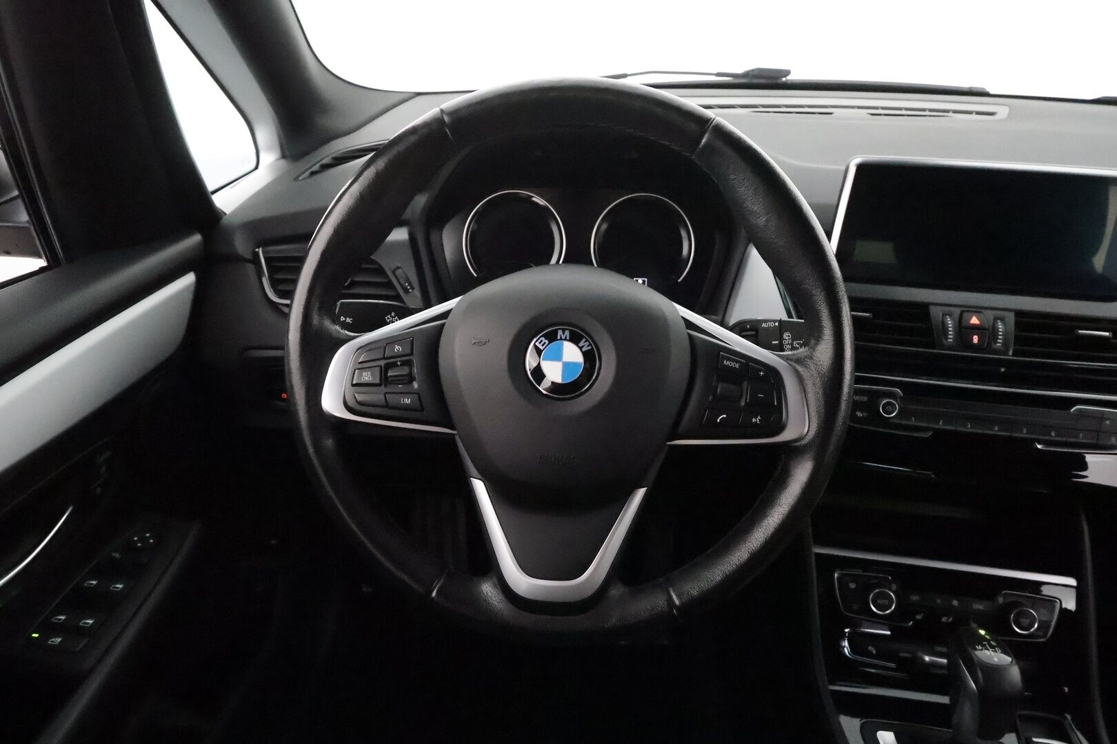 BMW 225 2020 F45 Active Tourer 225xe A ** HUD / P.kamera / LED-valot / Navi / Nahkaverhoilu ** - Kahdet Renkaat / Akku Kuntotarkistettu!